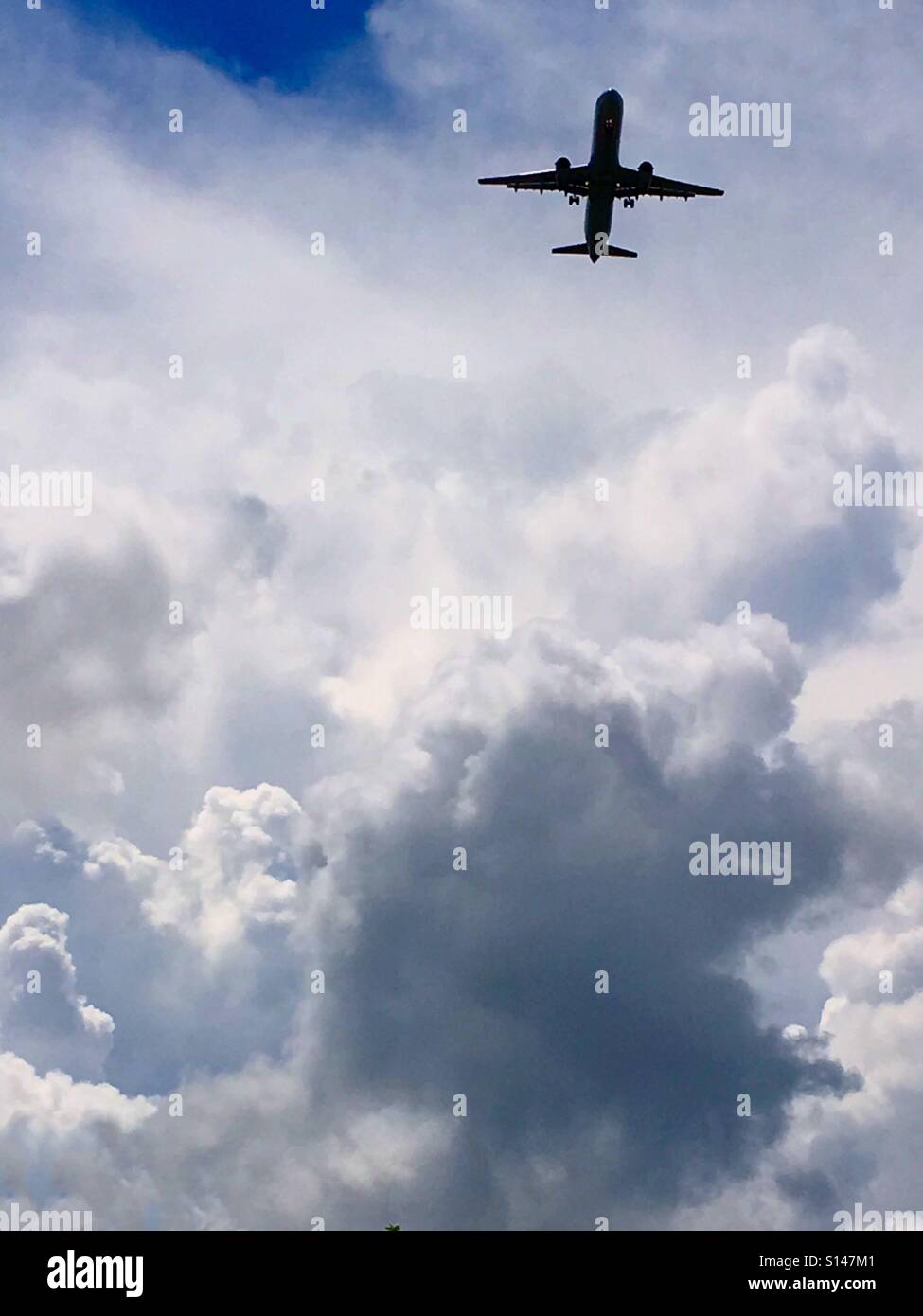 Piano di getto tra le nuvole - Immagine stock catturata con smartphone