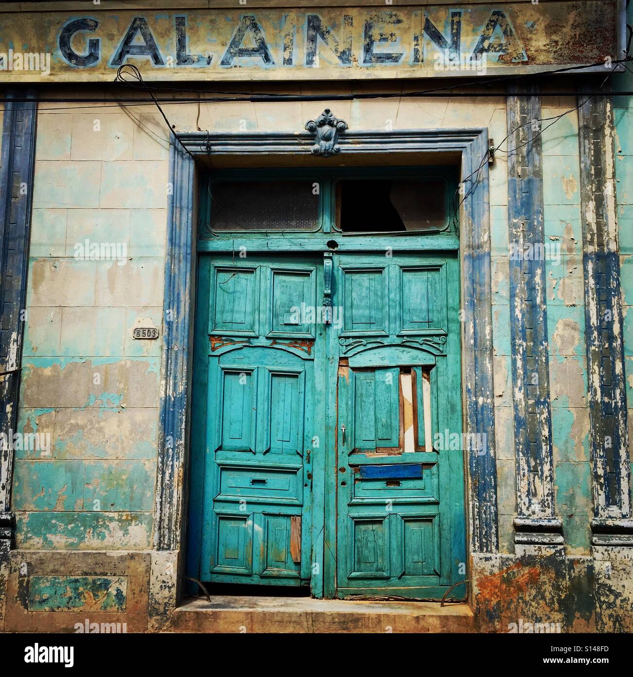 Vecchio edificio con grandi porte in Matanzas Cuba Foto Stock