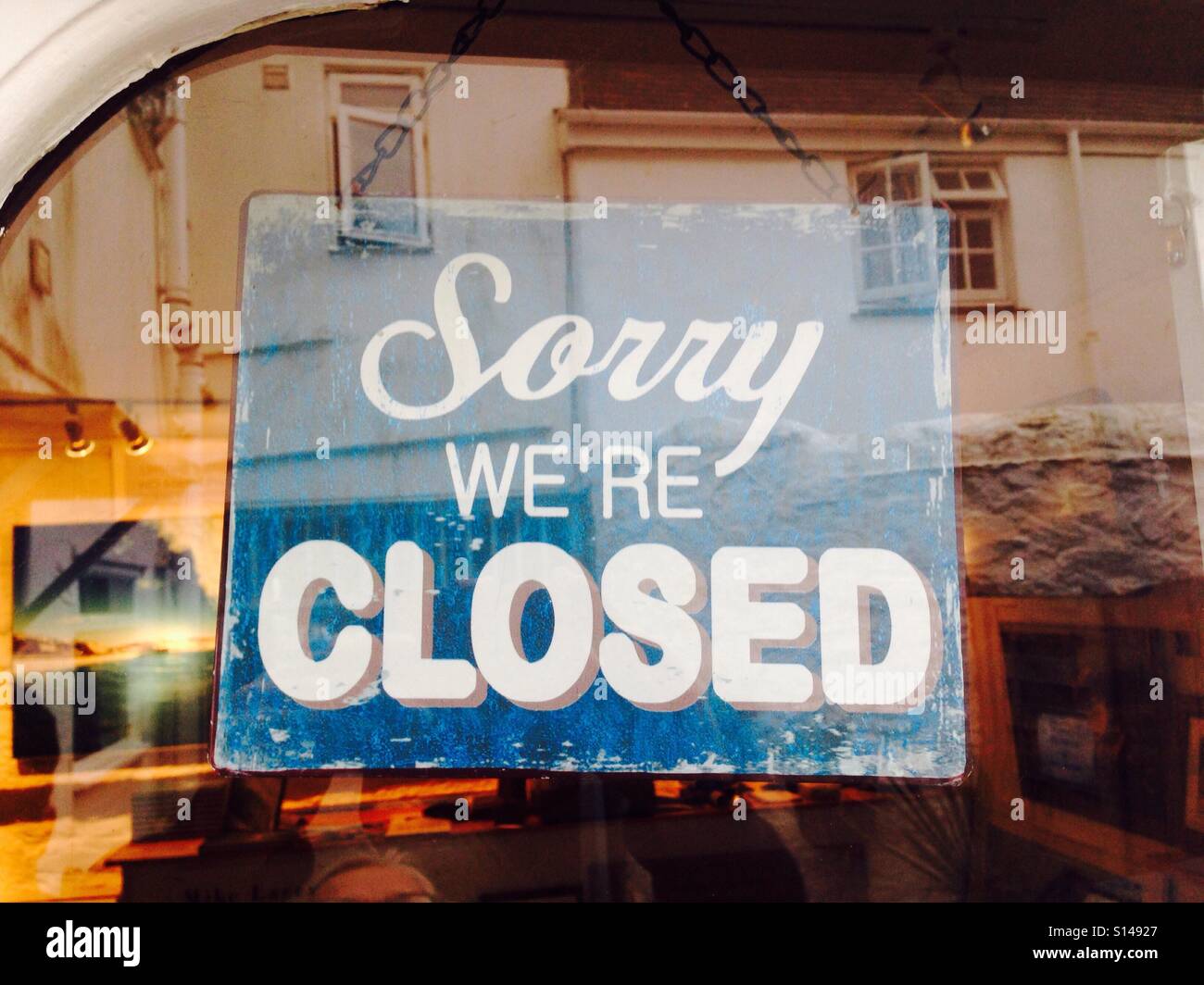 Lettura del segno ci dispiace non sono chiusi. - Immagine stock catturata con smartphone