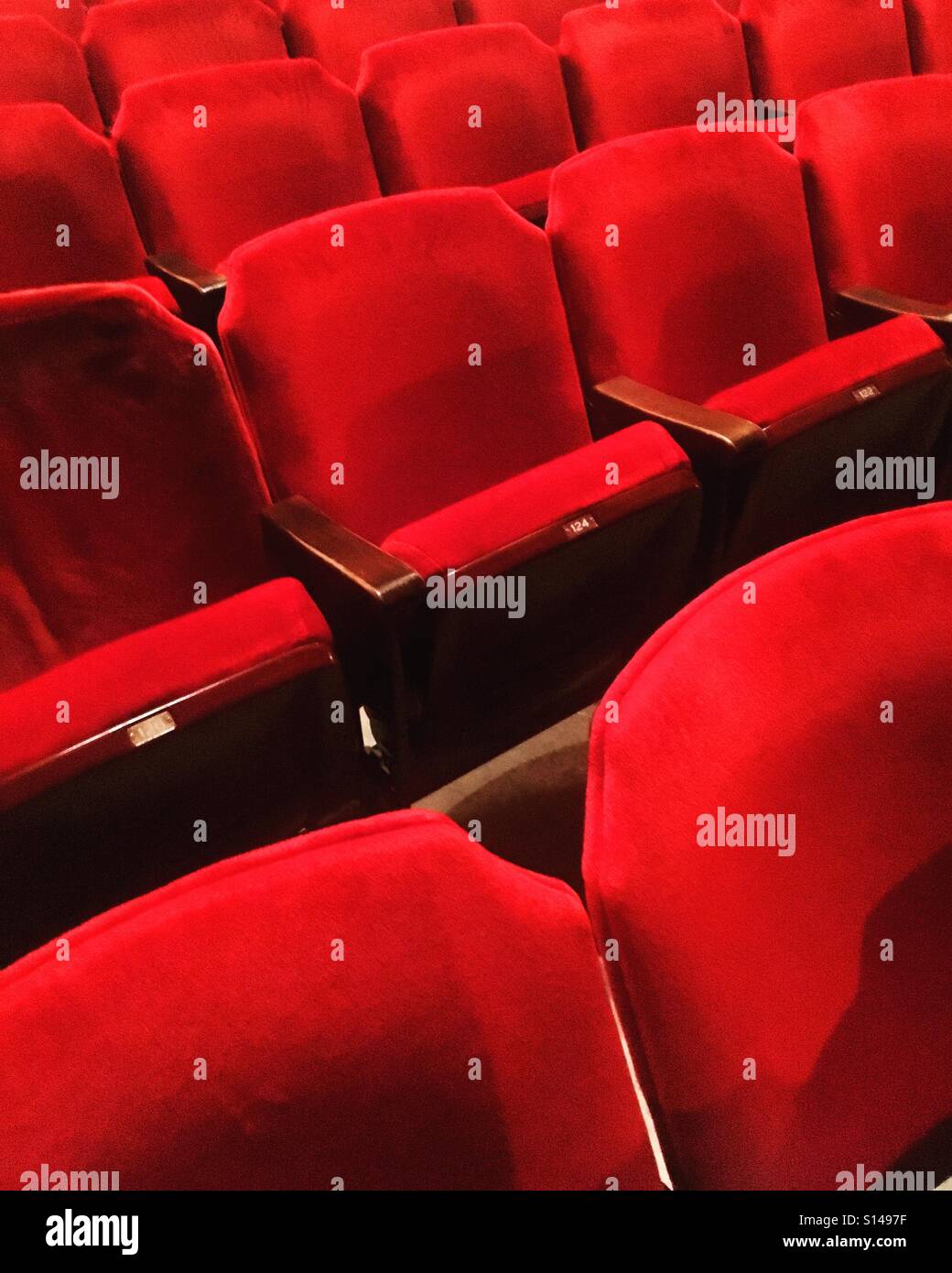 Velluto rosso sedi del teatro Foto Stock