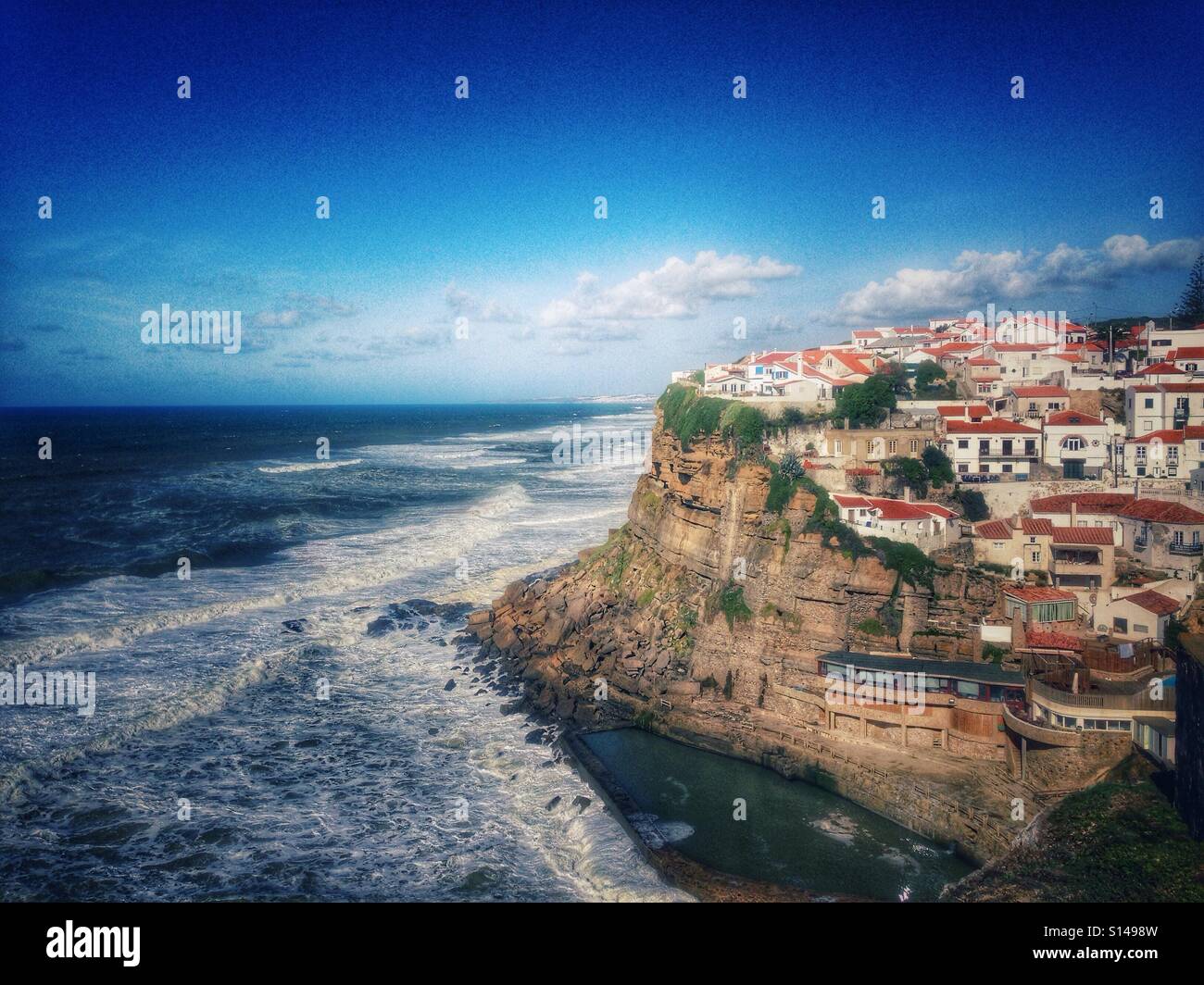 Scogliere di Sintra all'Oceano Atlantico, Azenhas do Mar Villaggio, Lisbona, Portogallo Foto Stock