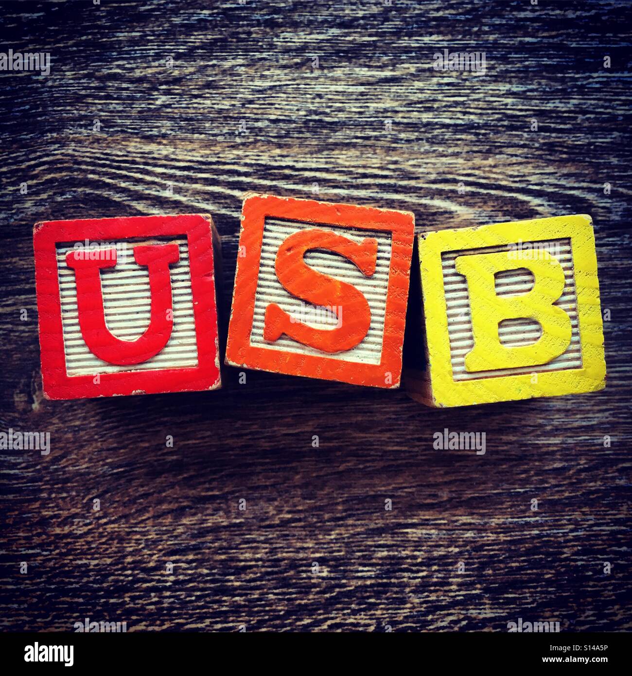 USB parola scritta con il blocchetto di legno caratteri Foto Stock