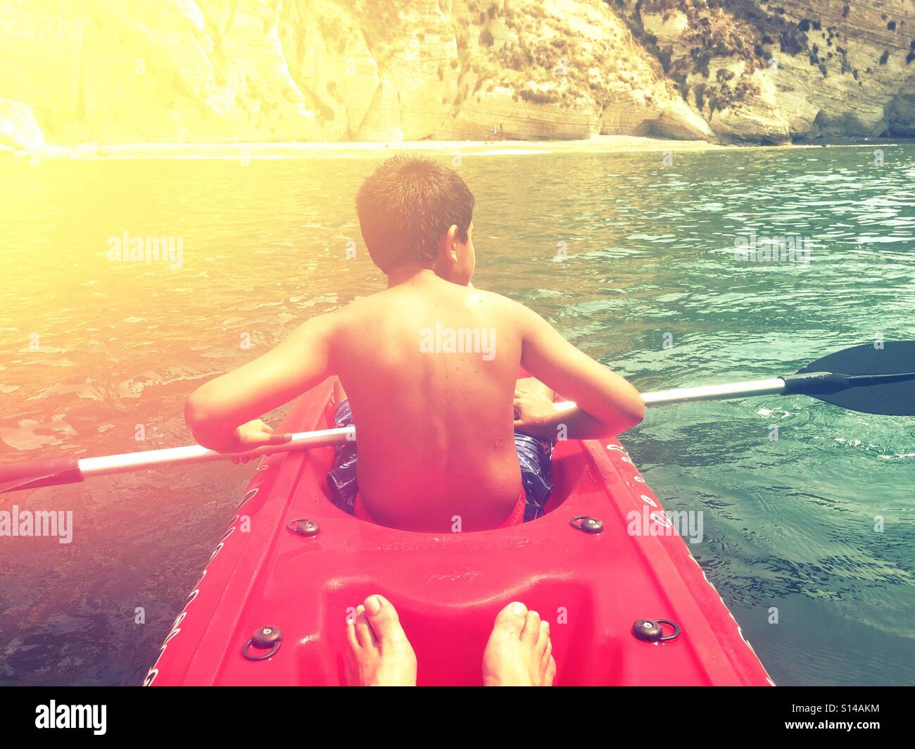 Padre e figlio in kayak in mare Mediterraneo Beirut Libano Foto Stock