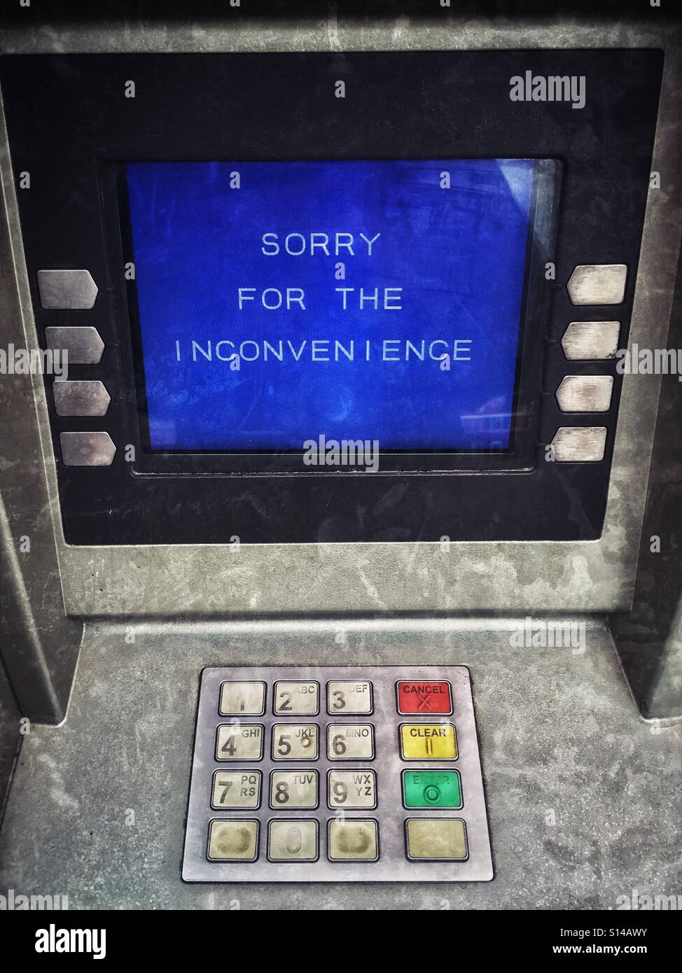 'Siamo spiacenti per il disagio' un ATM visualizza un messaggio che indica che non vi è alcuna possibilità di ottiene contanti - la macchina è rotto? Non c'è più denaro? Ha l'ATM stato manomesso? © Foto Stock