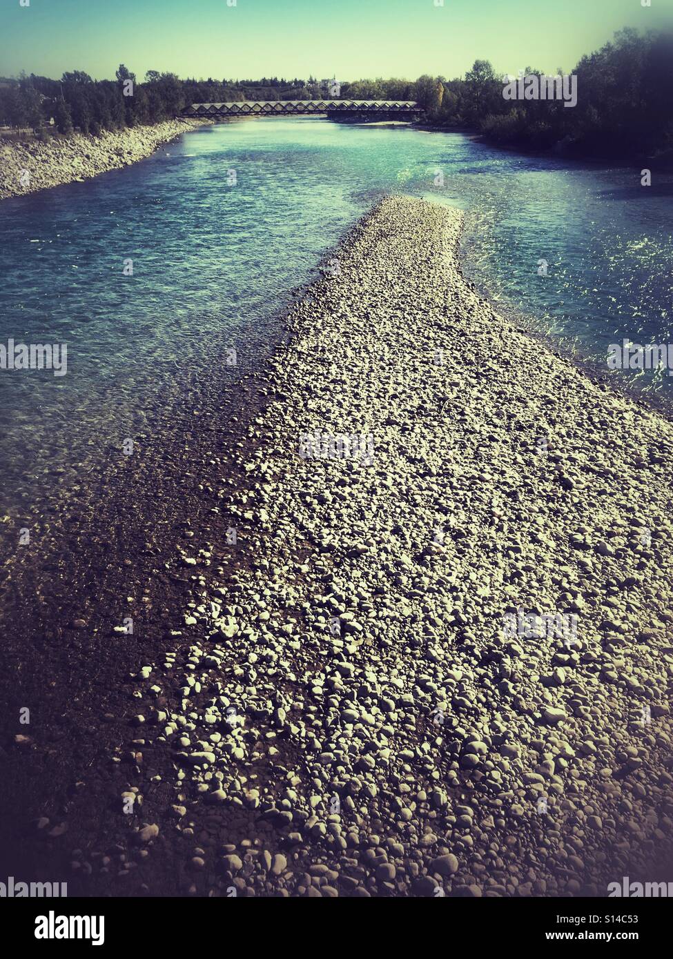 Bassi livelli di acqua di esporre le barre di ghiaia nel fiume Bow, visto guardando verso il ponte di pace a Calgary, Canada. Foto Stock