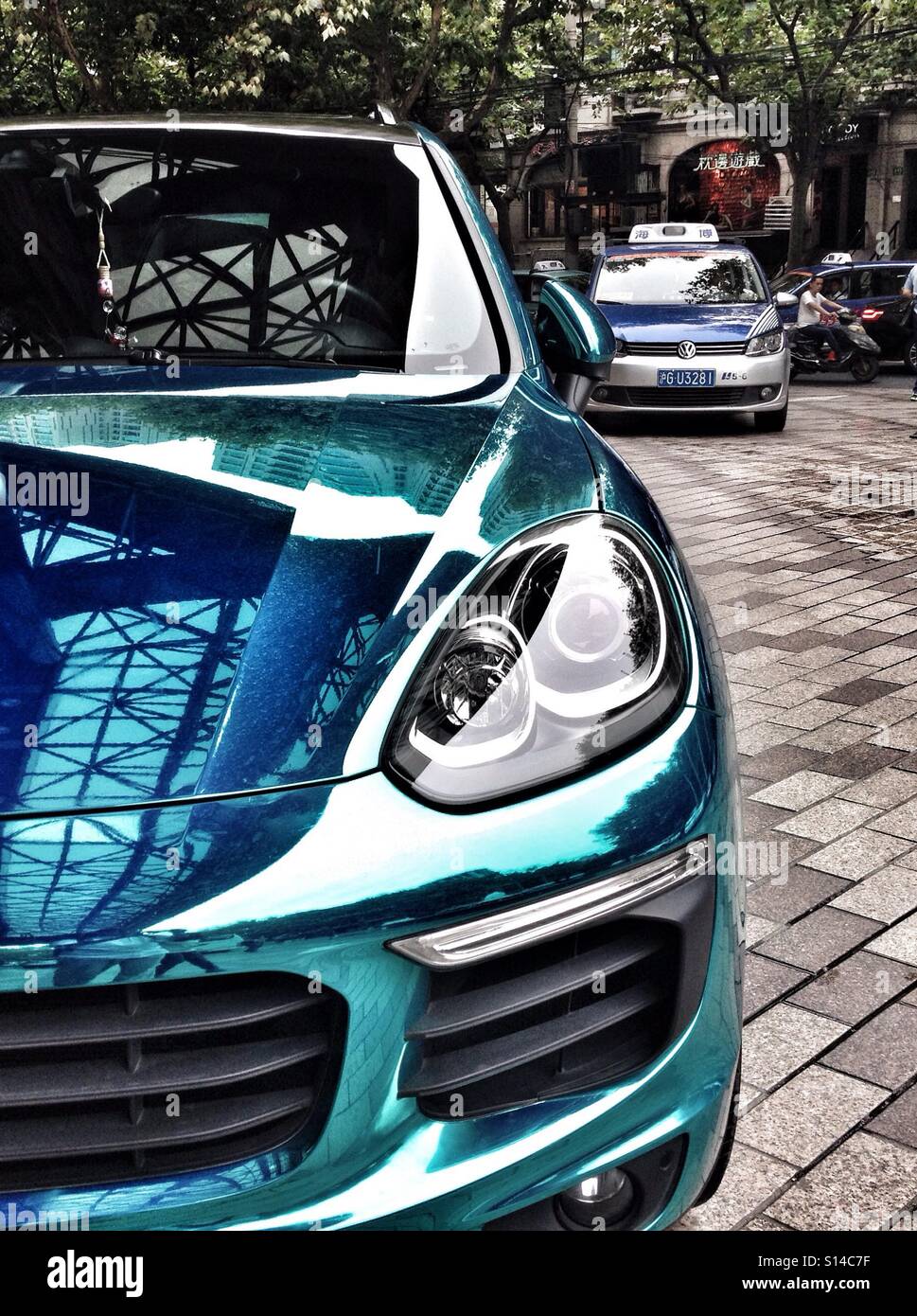 Shiny parcheggiato Azzurro Porsche auto, con superficie liscia riflettente Foto Stock