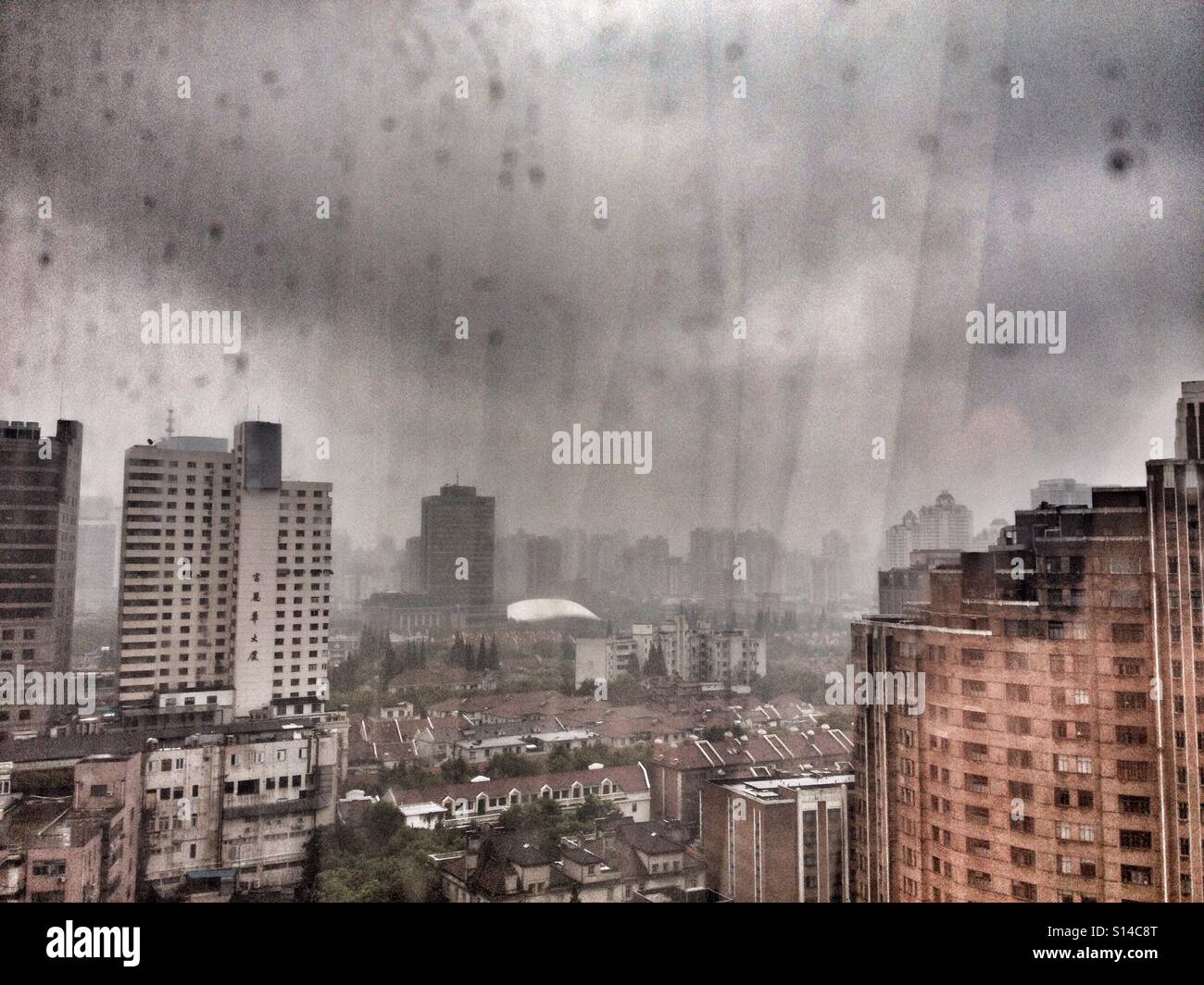 Nuvoloso, tempestosa, Rainy day in Cina a Shanghai, antenna da tetto edificio Panorama, guardando fuori della finestra scuro Foto Stock