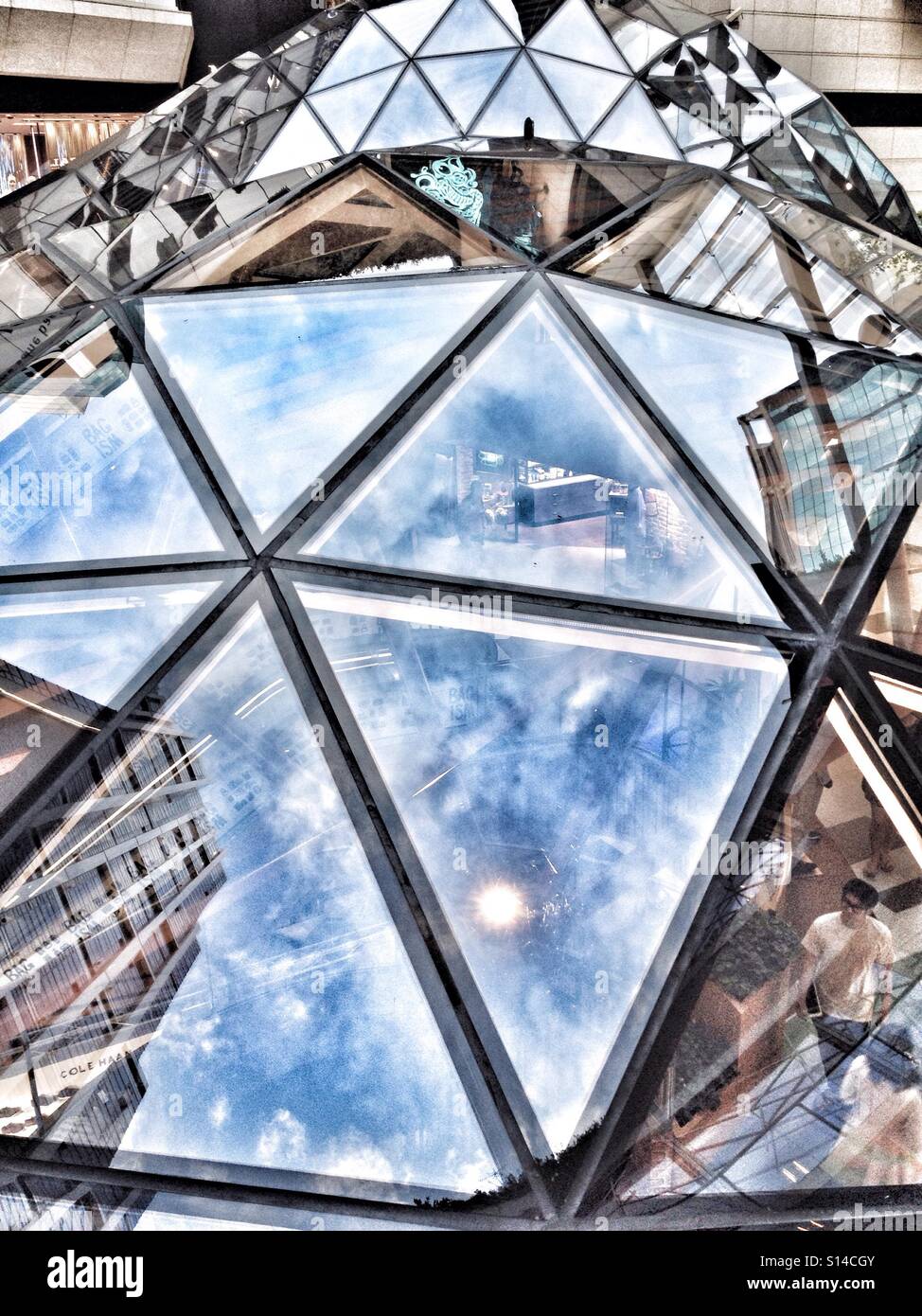 Triangolare cupola di cristallo di vetro riflettente di Architettura di cielo blu chiaro con tanti triangoli Foto Stock