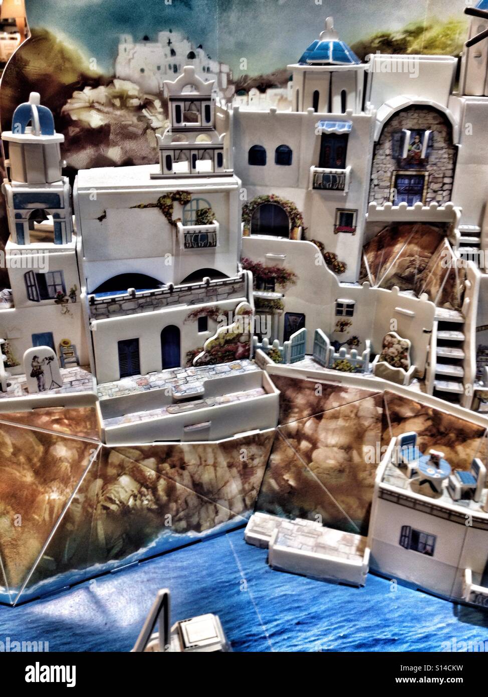 Santorini Modello giocattolo con edifici bianchi e blu mare Grecia Foto Stock