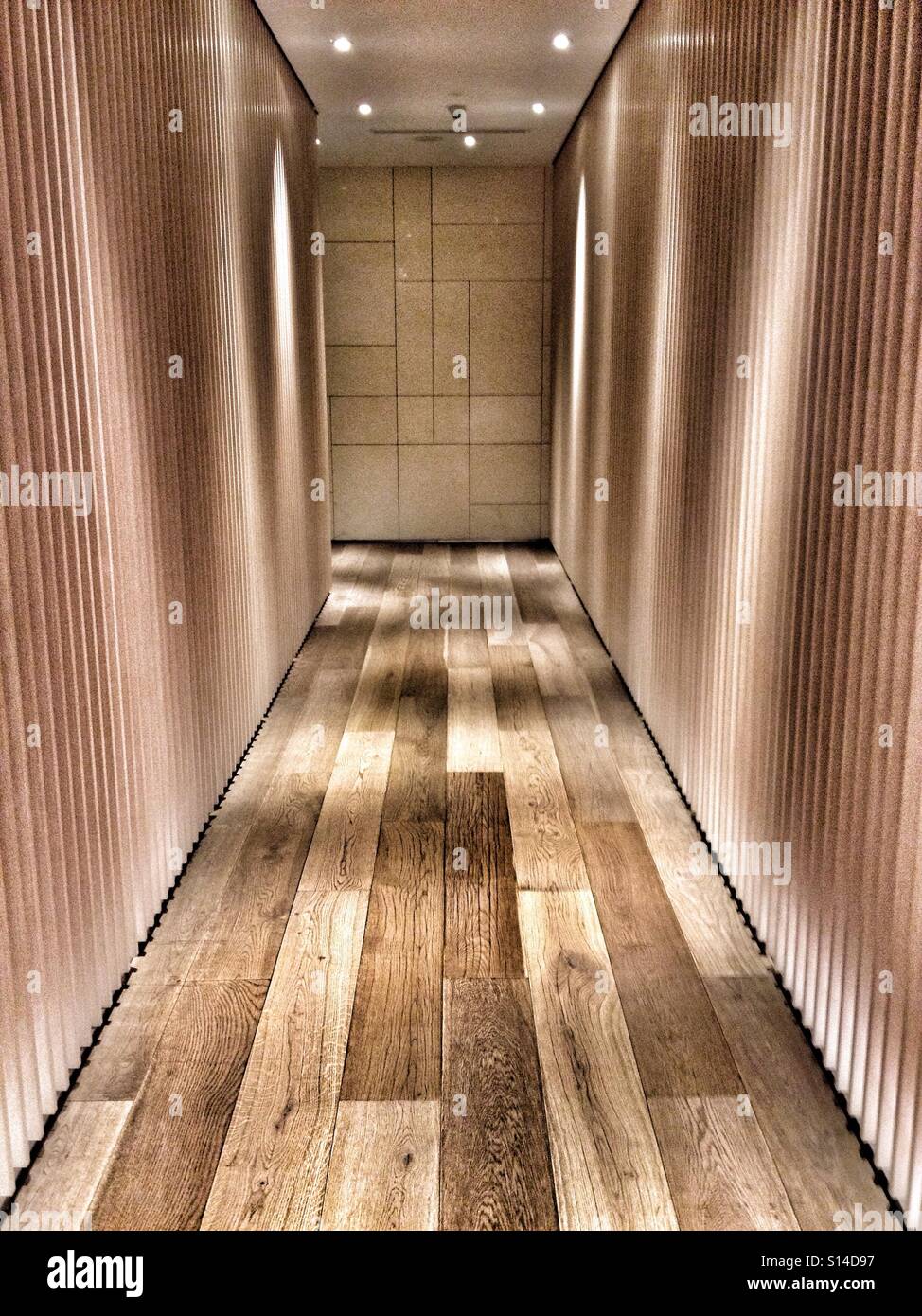 Tavola in legno e muri solidi pavimenti in legno, il passaggio in legno con illuminazione Foto Stock