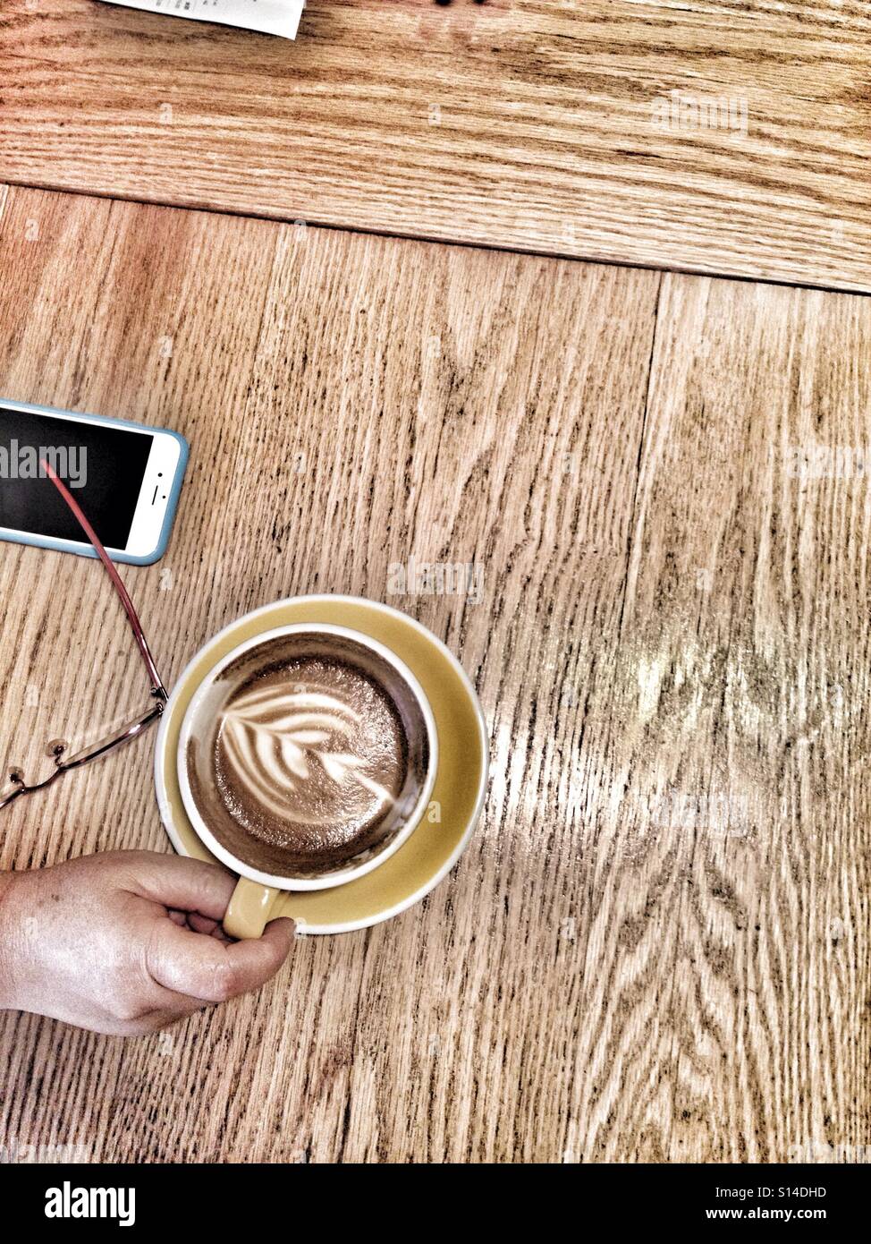 Bevendo una tazza di caffè con Rosetta Arte, relax dopo una lunga giornata di lavoro Foto Stock