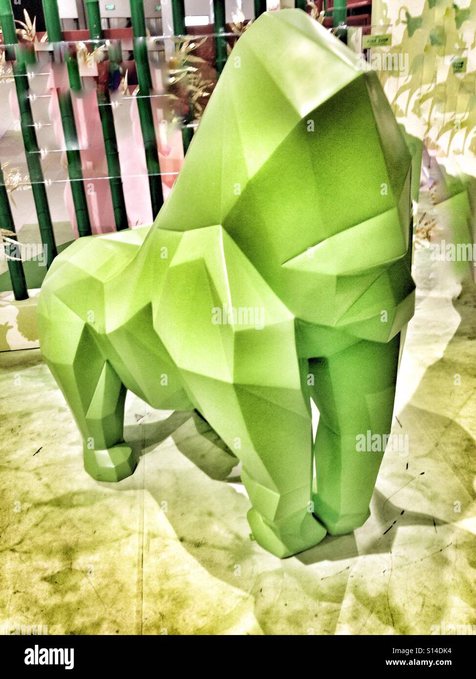 Verde smeraldo Gorilla geometrica Installazione d Arte Scultura con forma poligonale Foto Stock