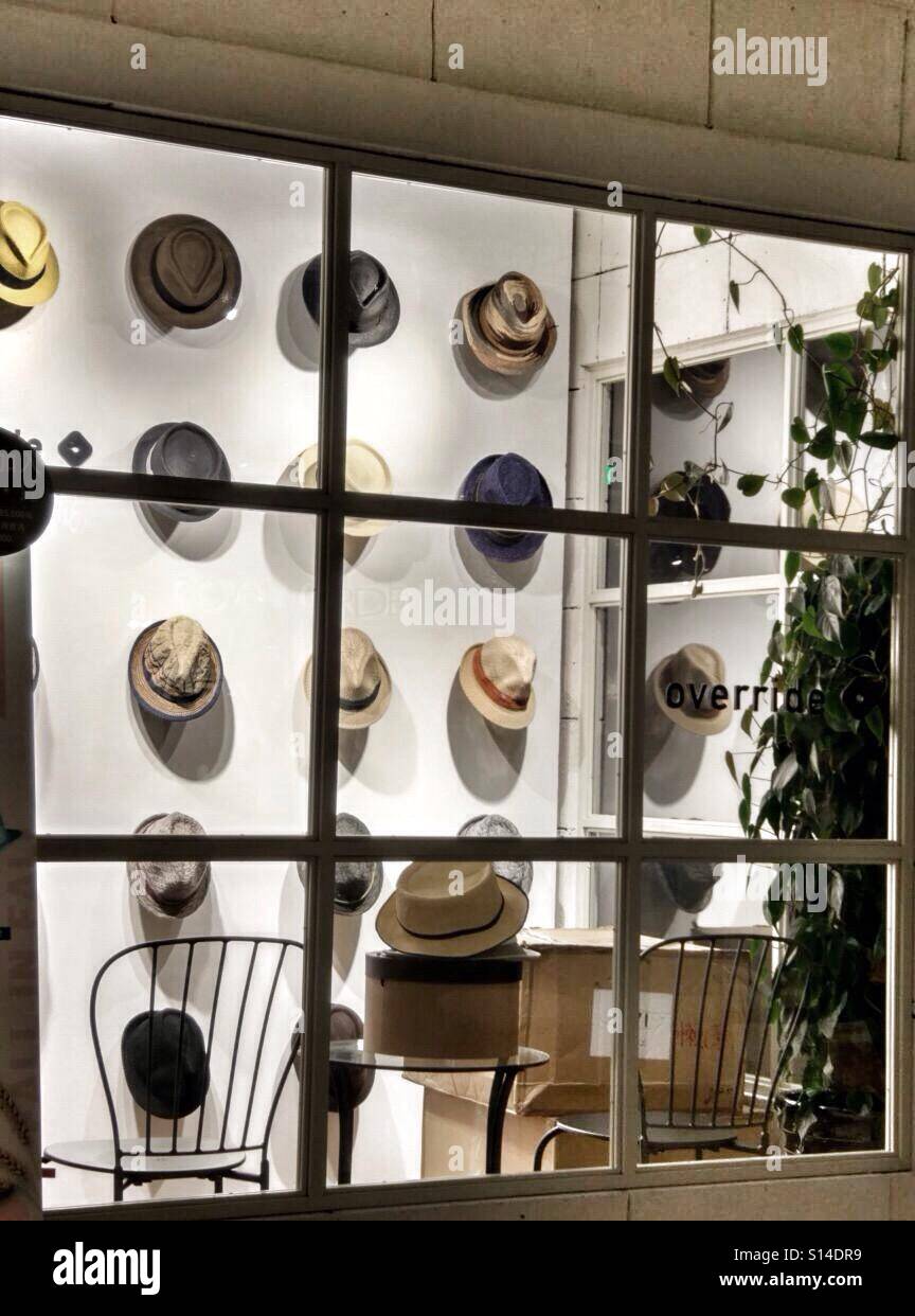 Collezione di cappelli Fedoras appesi lungo la parete di un cappello Shop Foto Stock
