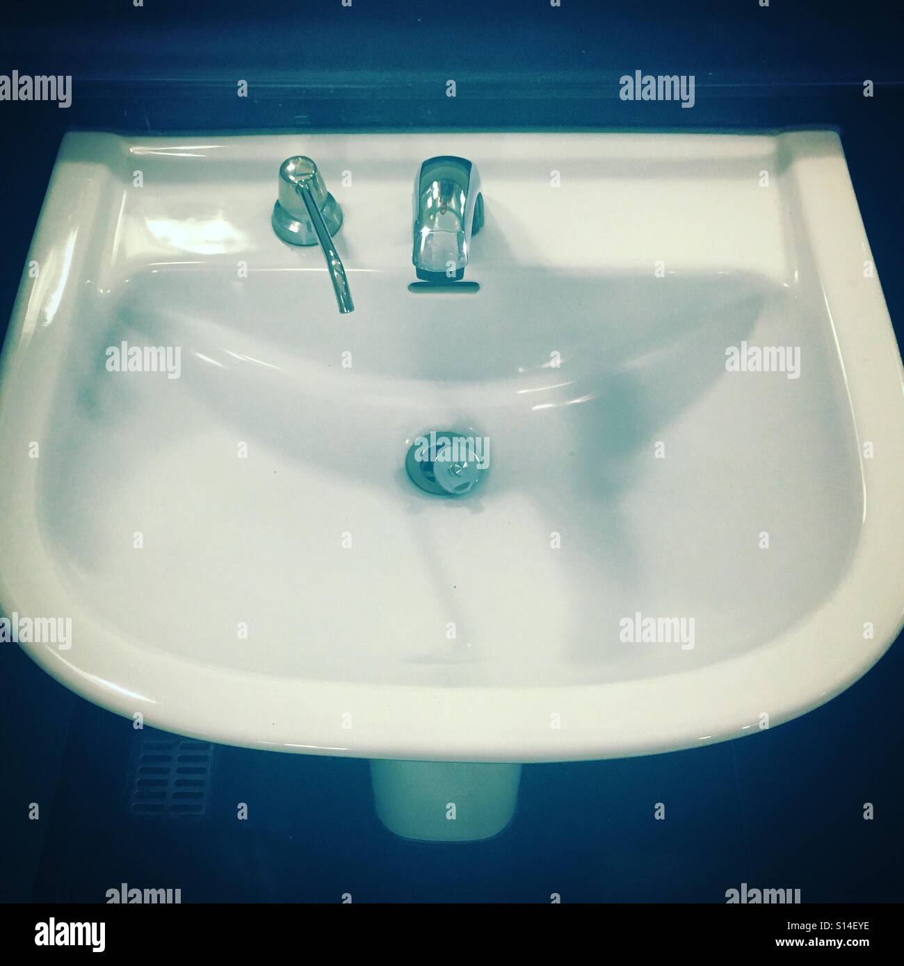 Pulire il lavandino - Immagine stock catturata con smartphone