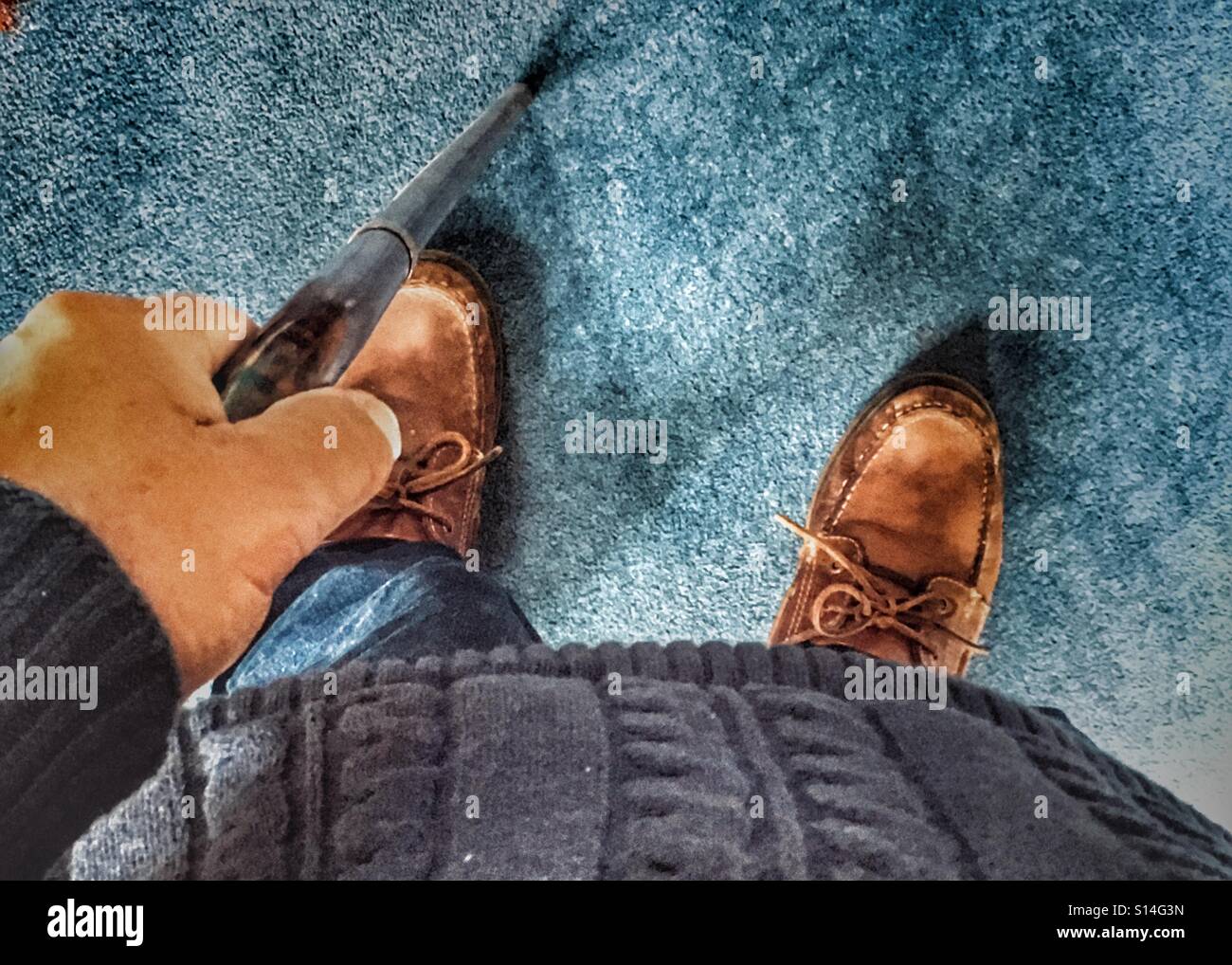 POV. Titolare di pensione o di rendita con un bastone, guardando verso il basso - Immagine stock catturata con smartphone