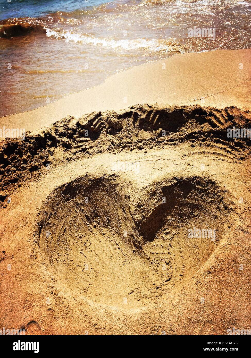 Fatta di sabbia nel cuore. La spiaggia di Castelldefels, Barcellona. Spagna Foto Stock