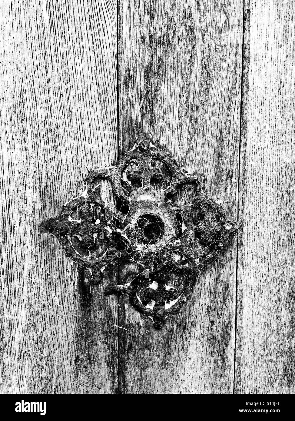 Antique danneggiato maniglia della porta. Foto Stock
