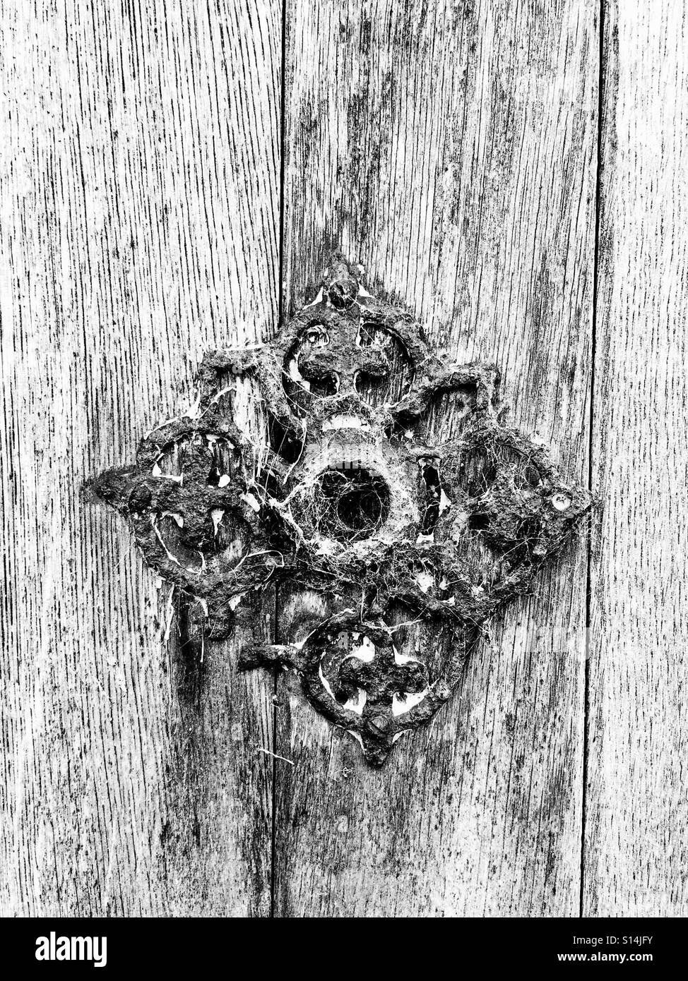 Antique danneggiato maniglia della porta. Foto Stock