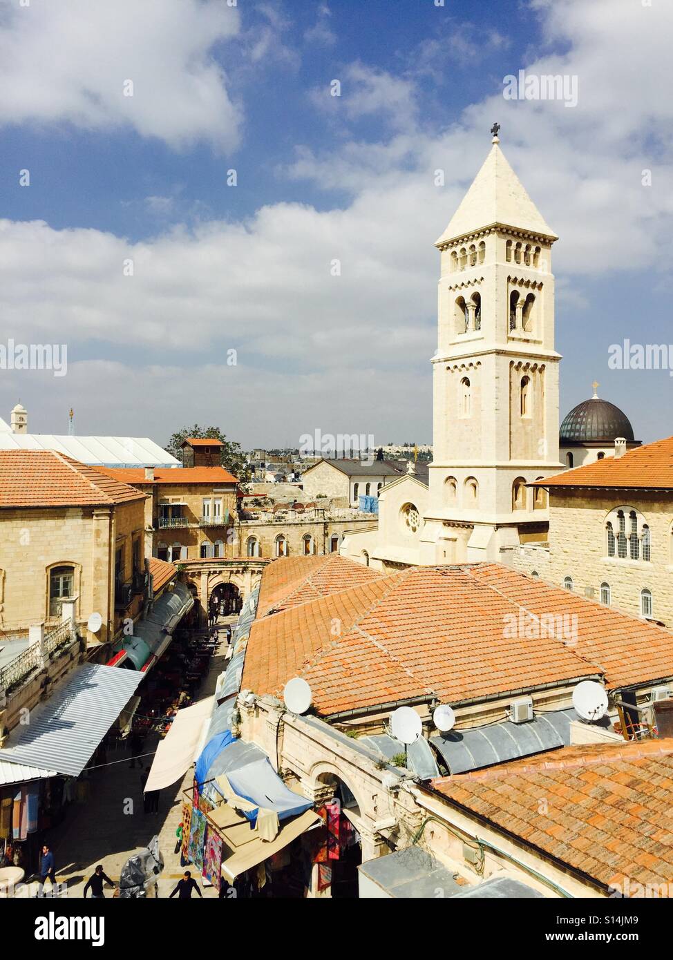 La chiesa il campanile e il tetto alto su un mercato bazaar a Gerusalemme, Israele. Foto Stock