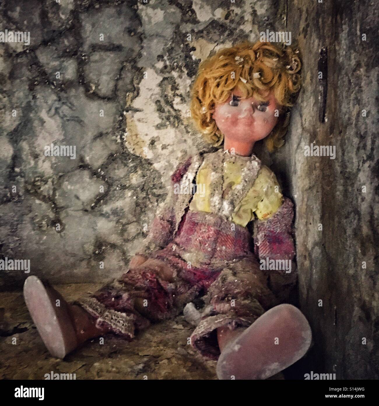 Vecchia bambola in asilo nido abbandonati in pripjat città fantasma, la centrale nucleare di Cernobyl Zona di alienazione, Ucraina Foto Stock