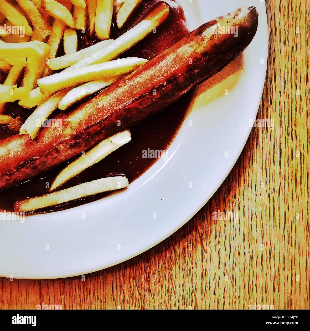 Salsiccia in salsa di curry con patatine fritte in un ristorante fast food, Germania Foto Stock