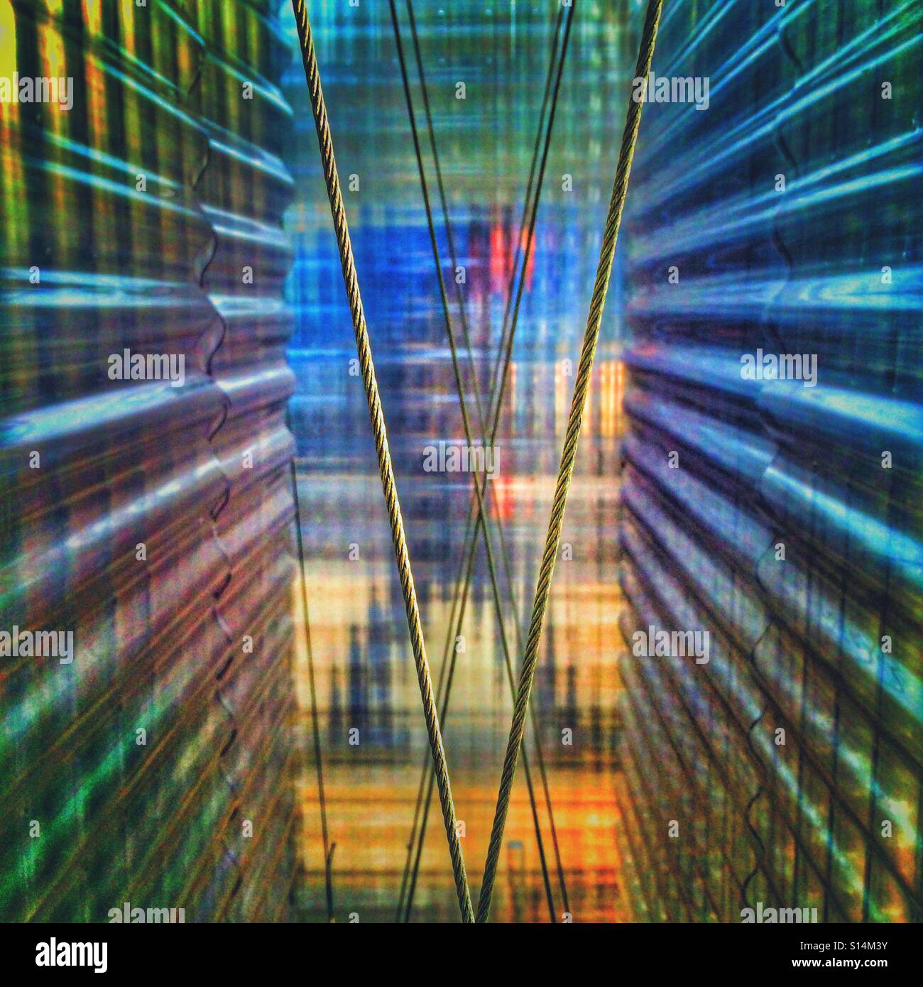 Ombra di un uomo a piedi passato un Asif Khan arte di installazione, Shoreditch, Londra - Immagine stock catturata con smartphone