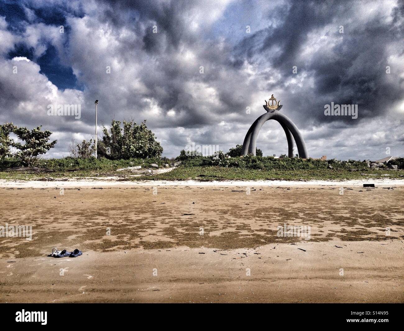 Spiaggia di sabbia vicino al miliardesimo canna monumento nel regno del Brunei Darussalam, sull isola di Borneo Foto Stock