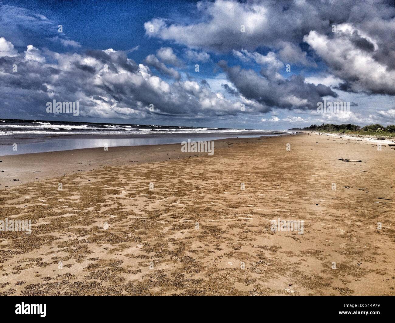 Bella sabbia marrone spiaggia con l'azzurro del cielo e delle nubi tettuccio Foto Stock