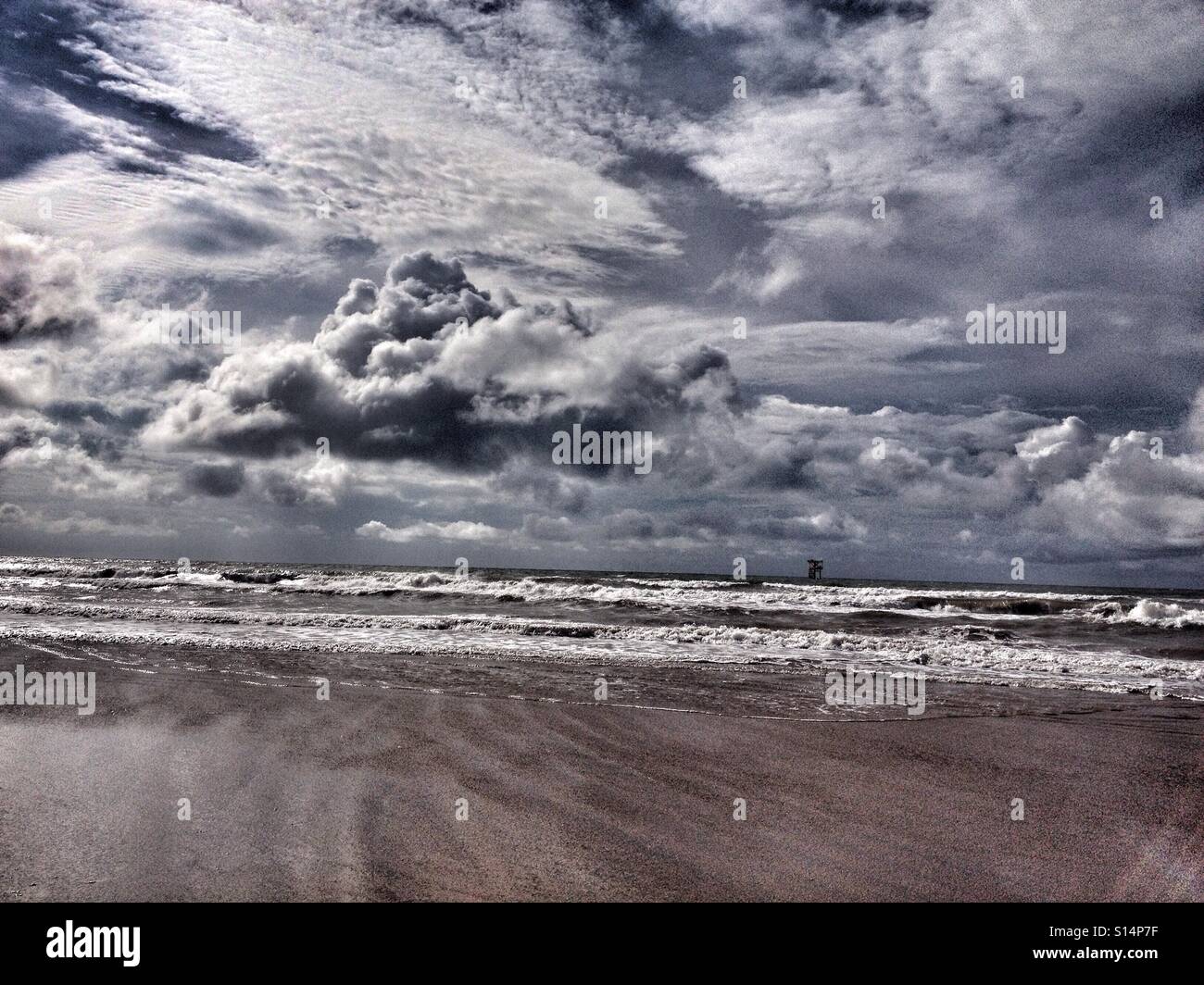 Splendida posizione sulla spiaggia che è ideale per la messa a terra a piedi nudi o di messa a terra. Le onde del mare e deliziare l'anima. Foto Stock