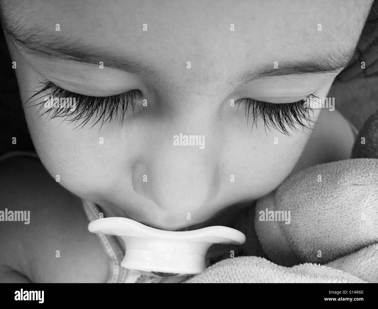 Carino bambina con splendide ciglia sleeping Foto Stock