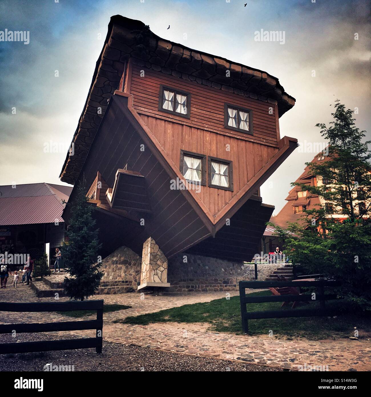 Upside down house in città Szymbark, Polonia Foto Stock