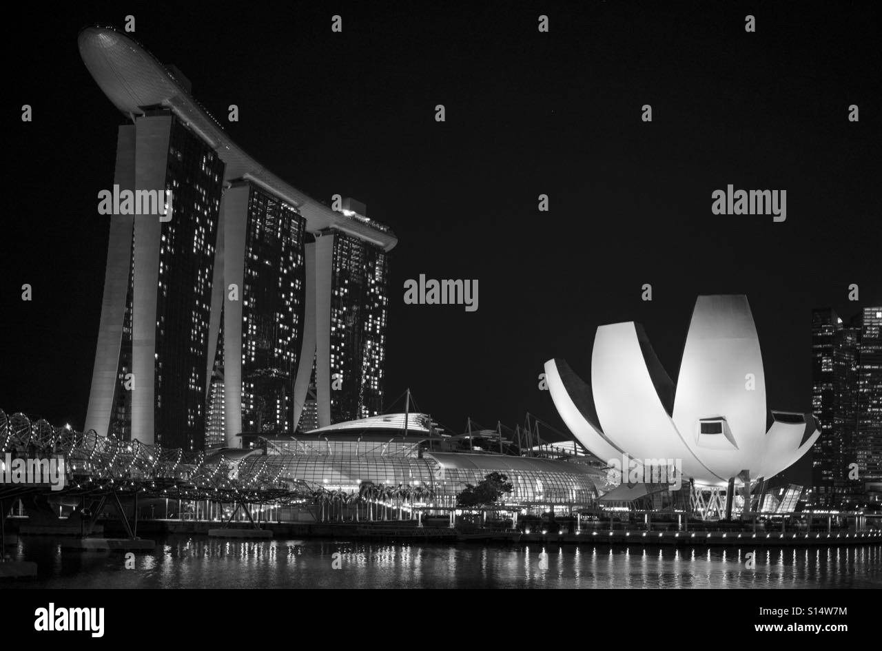 Night Shot di Marina Bay Sands e il Museo ArtScience. Preso da tutta la baia all'Esplanade. Foto Stock