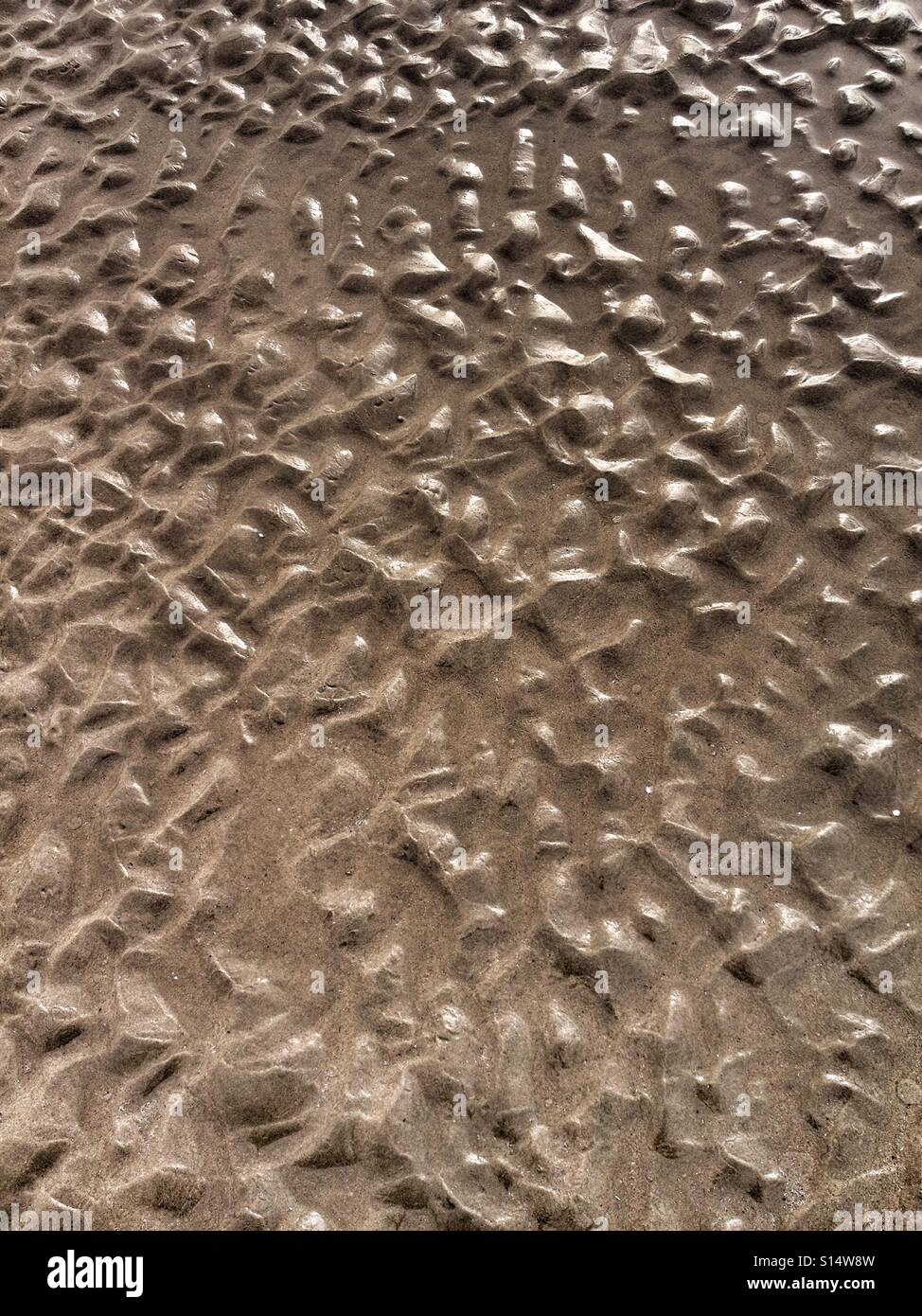 Le formazioni di sabbia sulla spiaggia dopo una bassa marea Mare Foto Stock