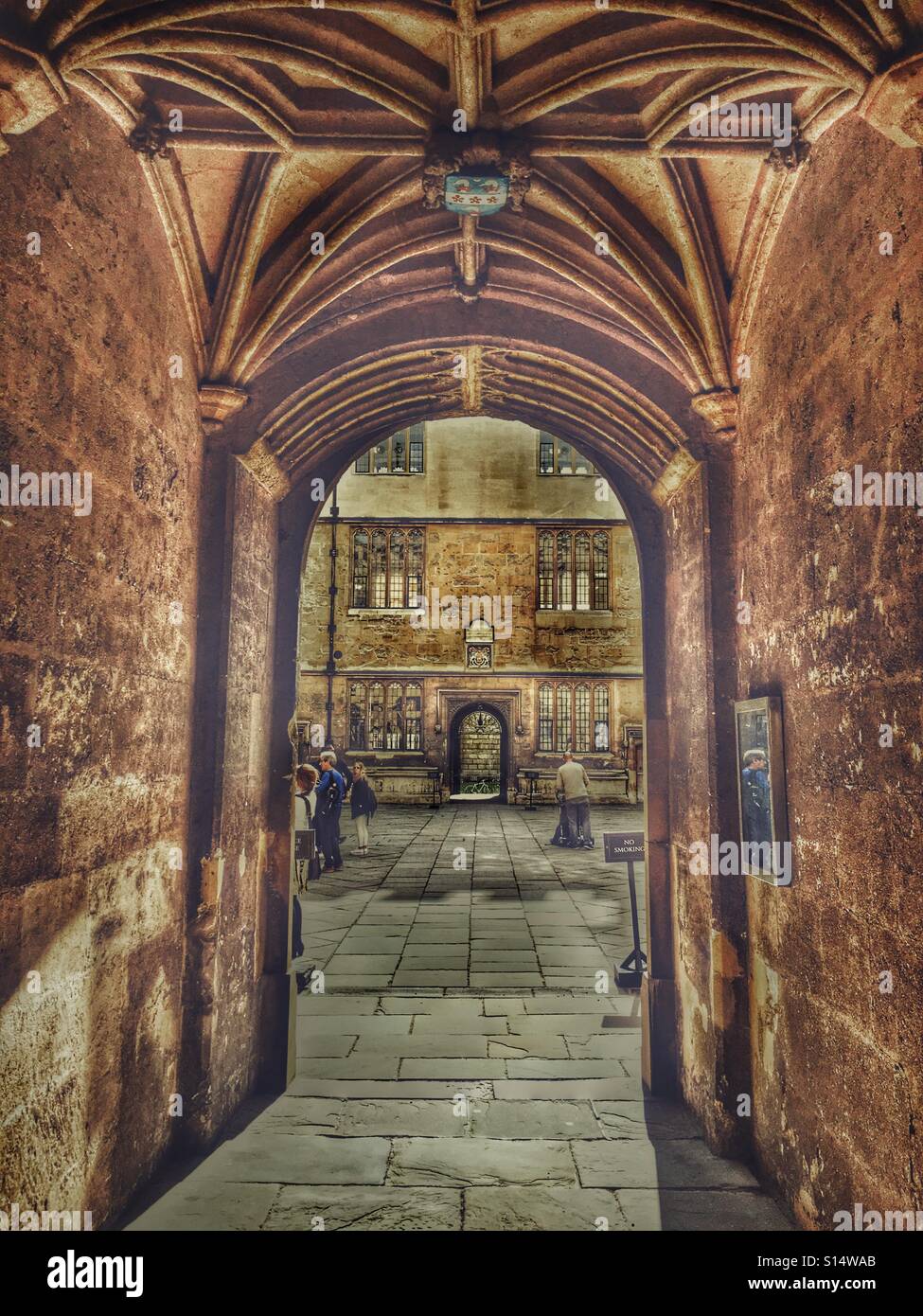 Guardando verso il basso un corridoio con soffitto a volta al principale quad della biblioteca Bodleian, Università di Oxford, Inghilterra - Immagine stock catturata con smartphone