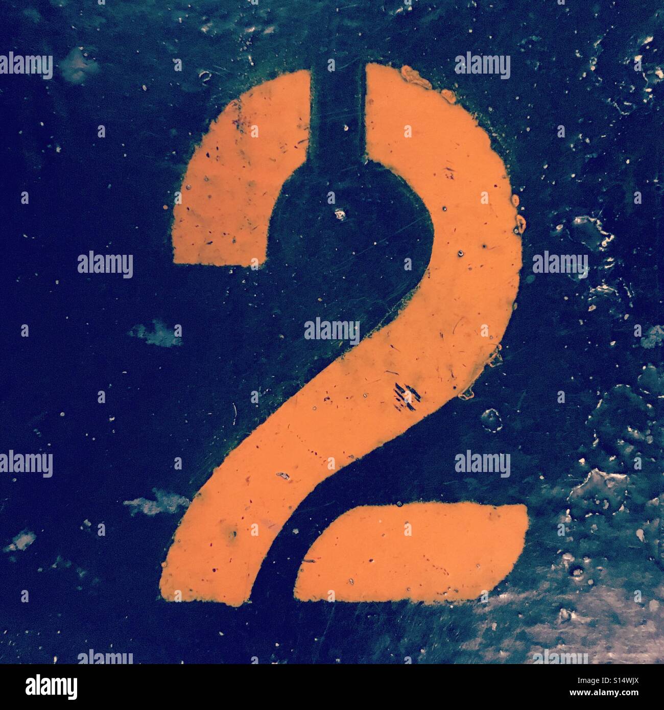 Numero 2 dipinto in colore giallo - Immagine stock catturata con smartphone
