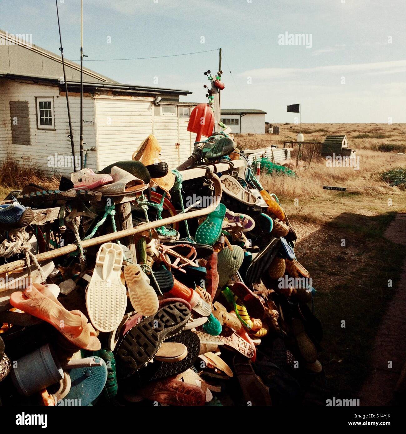 Una collezione di spiaggia rifiuti raccolti in Dungeness Kent - Immagine stock catturata con smartphone