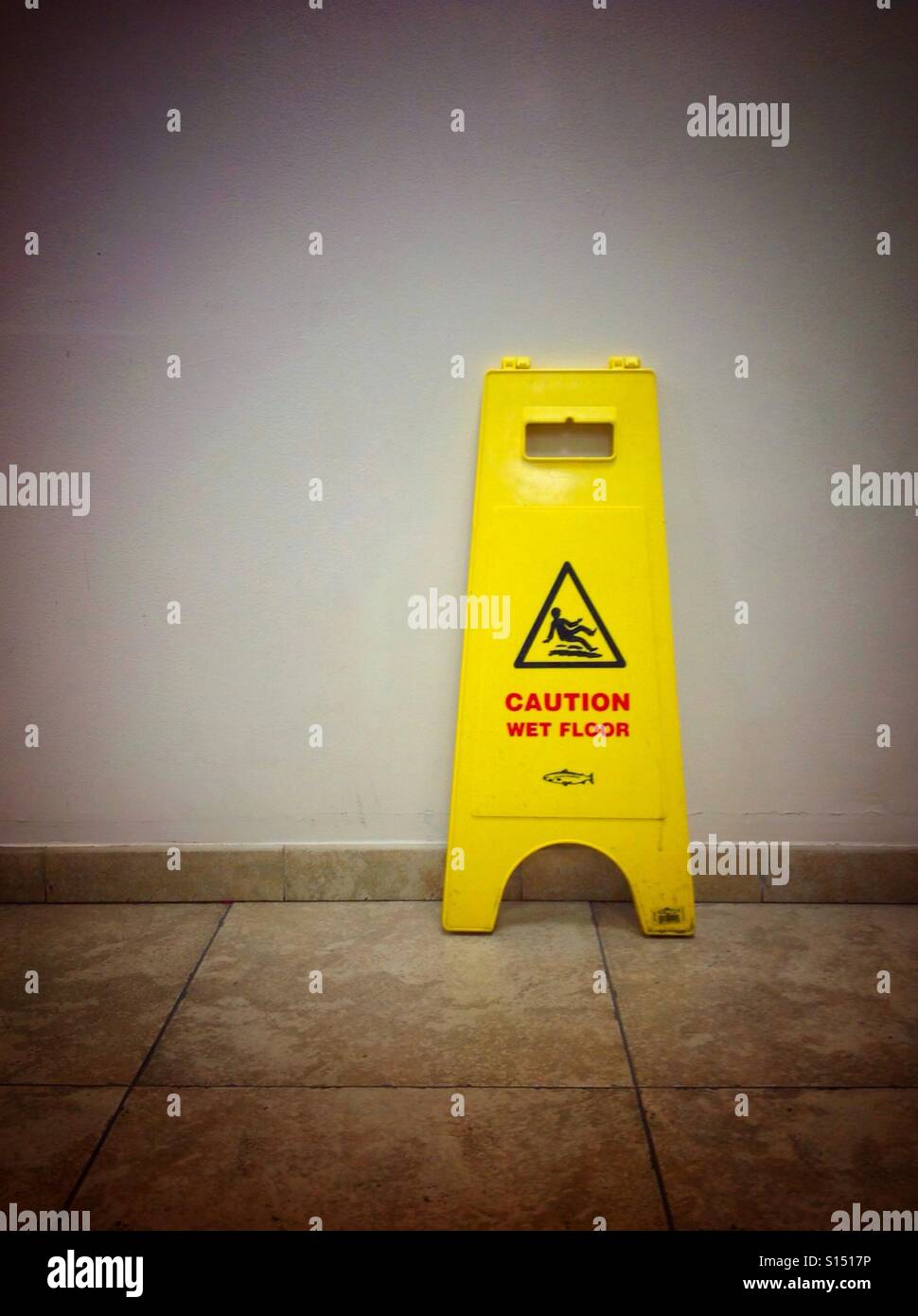 Giallo pavimento bagnato segno Foto Stock