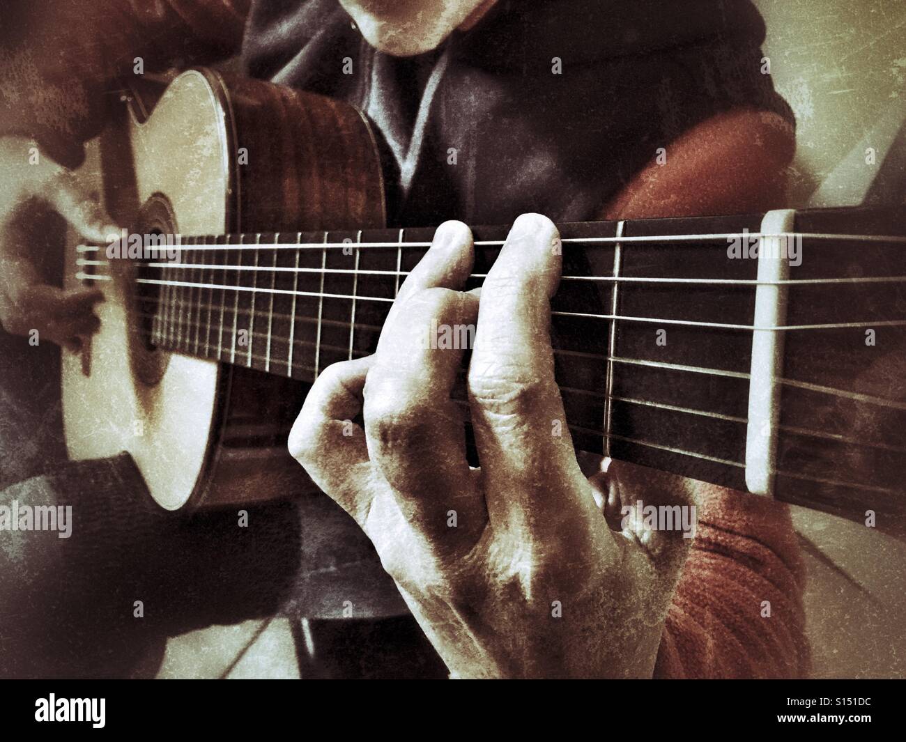 Donna suonare la chitarra classica Foto Stock