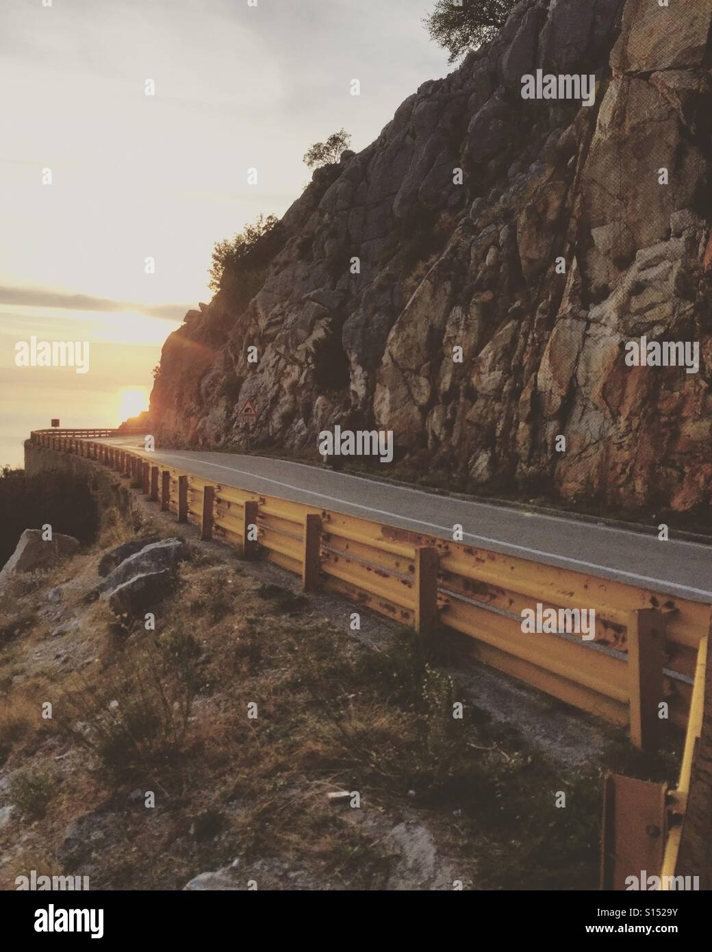 Strada di montagna sopra il livello del mare al tramonto Foto Stock