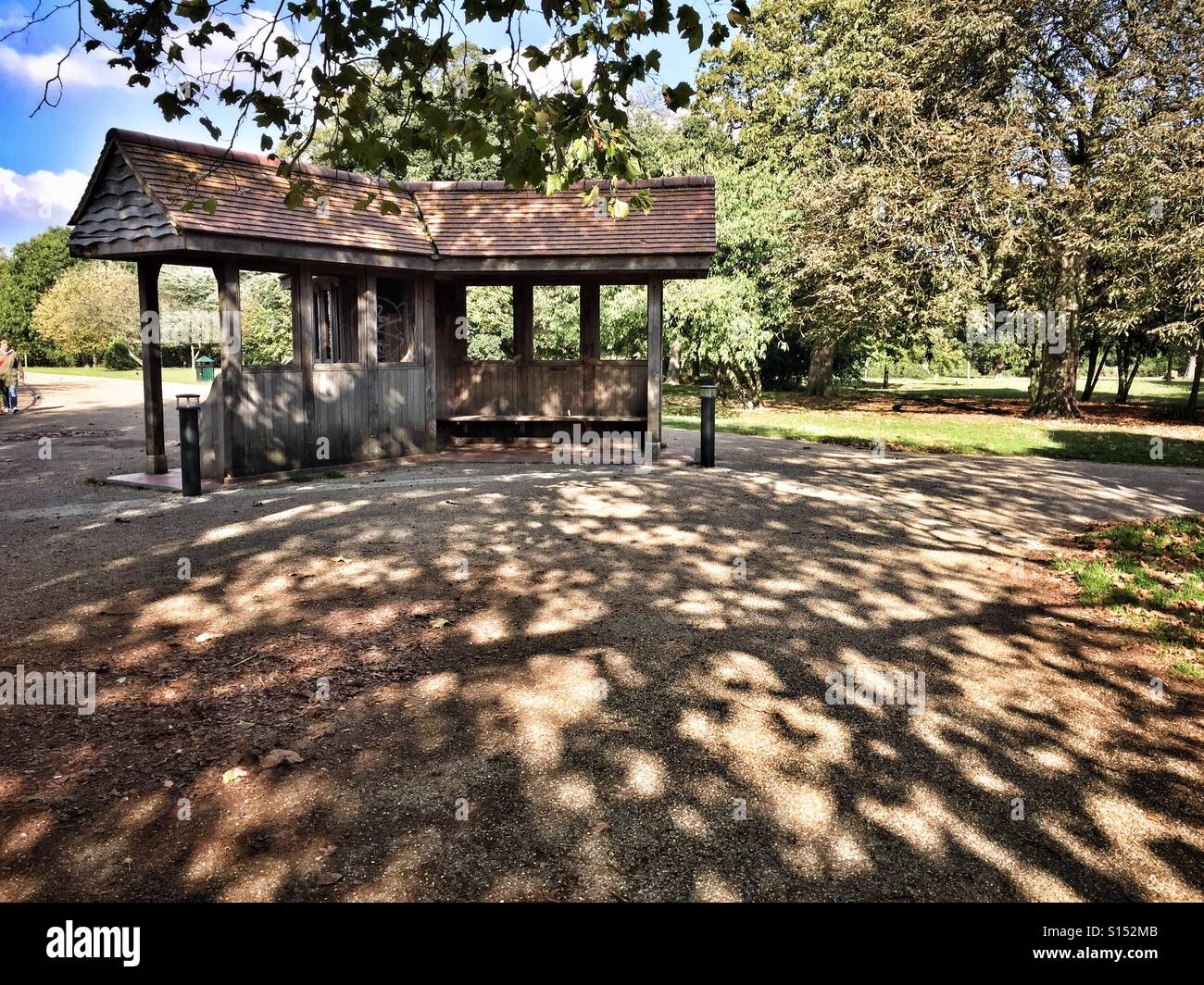 Capanna in legno shelter a Finsbury Park, North London, England, Regno Unito - Immagine stock catturata con smartphone