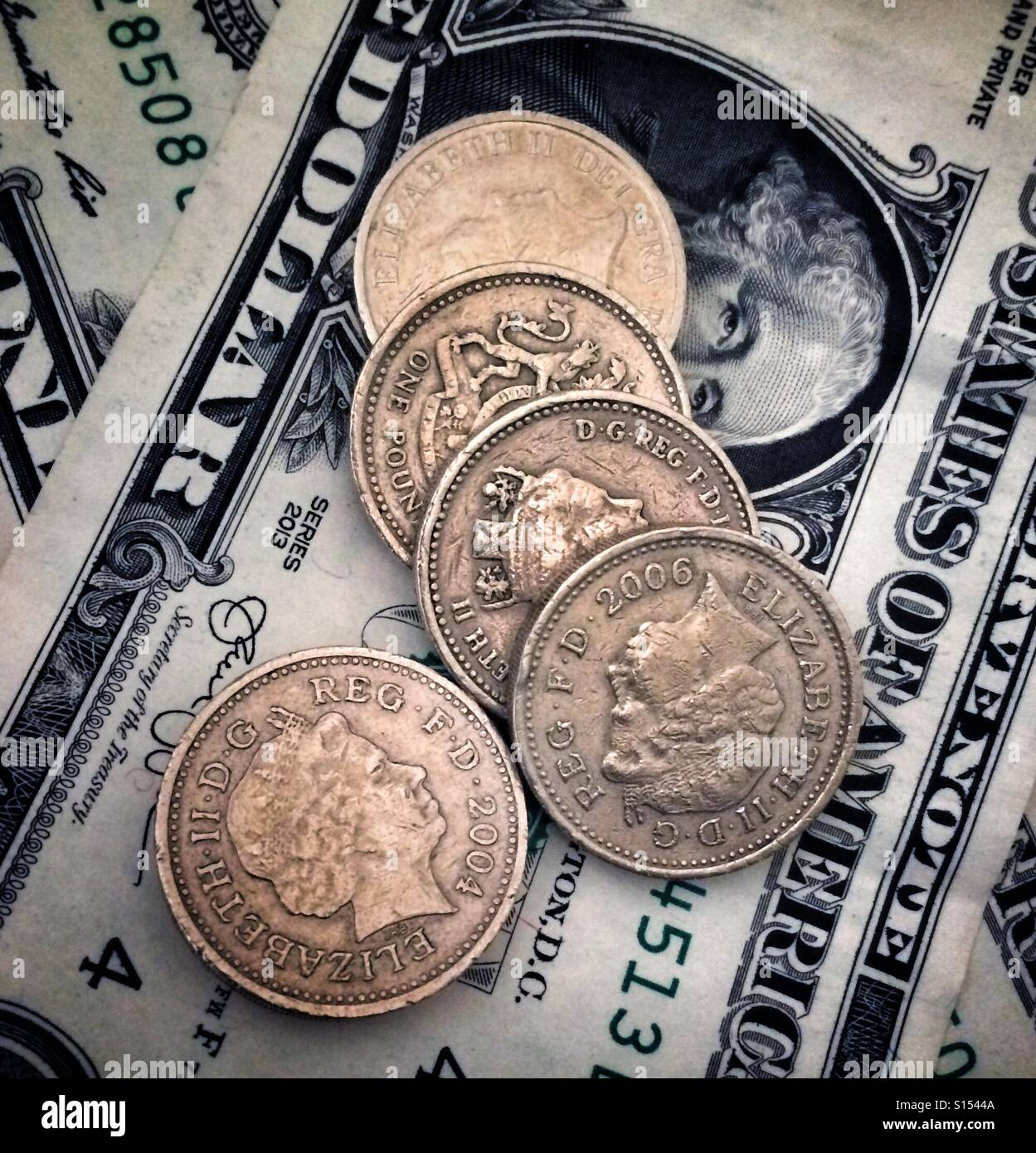 Sterlina britannica monete e US Dollar Bills - Immagine stock catturata con smartphone