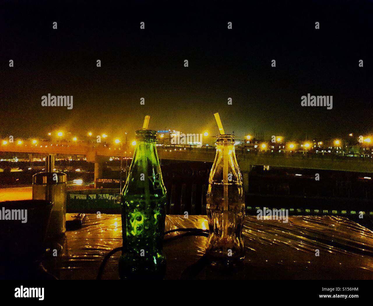 Bella serata a Dhaka caffetteria sul tetto con una vista del cavalcavia, Bangladesh Foto Stock