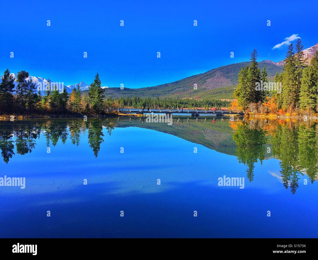 Ponte pedonale e Lago Piramide - Immagine stock catturata con smartphone
