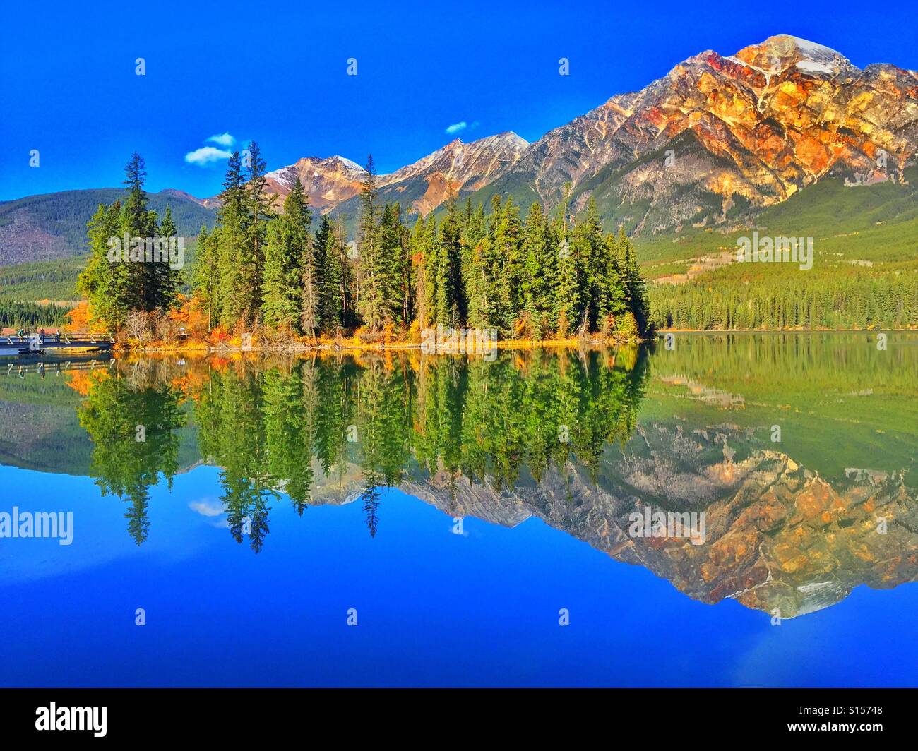 Evergreen e riflessioni di montagna Foto Stock