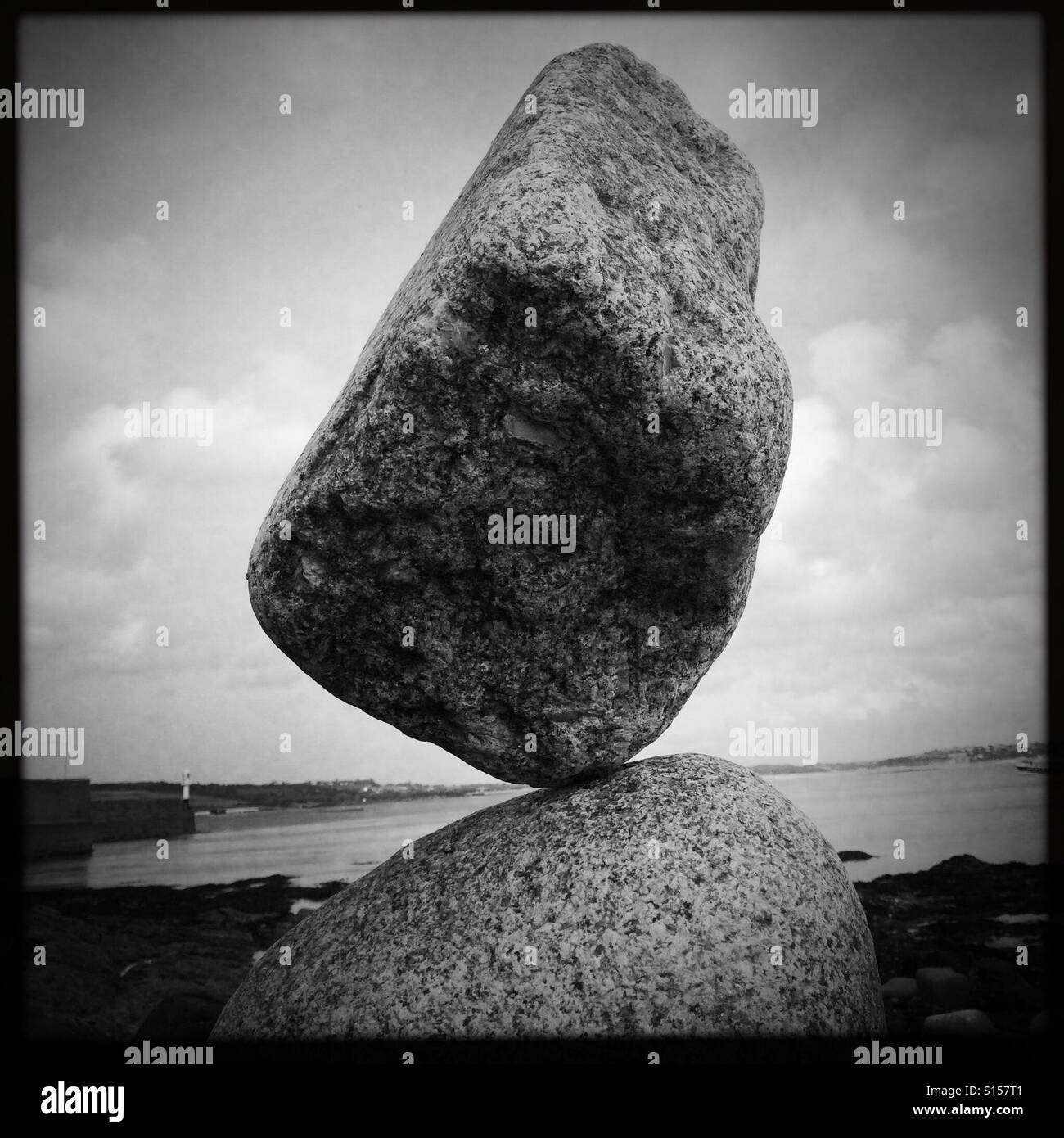 Pietre equilibrata da Cornish Coast Foto Stock