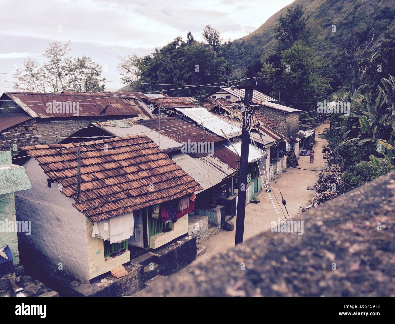 Villaggio estranea all'interno delle montagne dell'himalaya Foto Stock