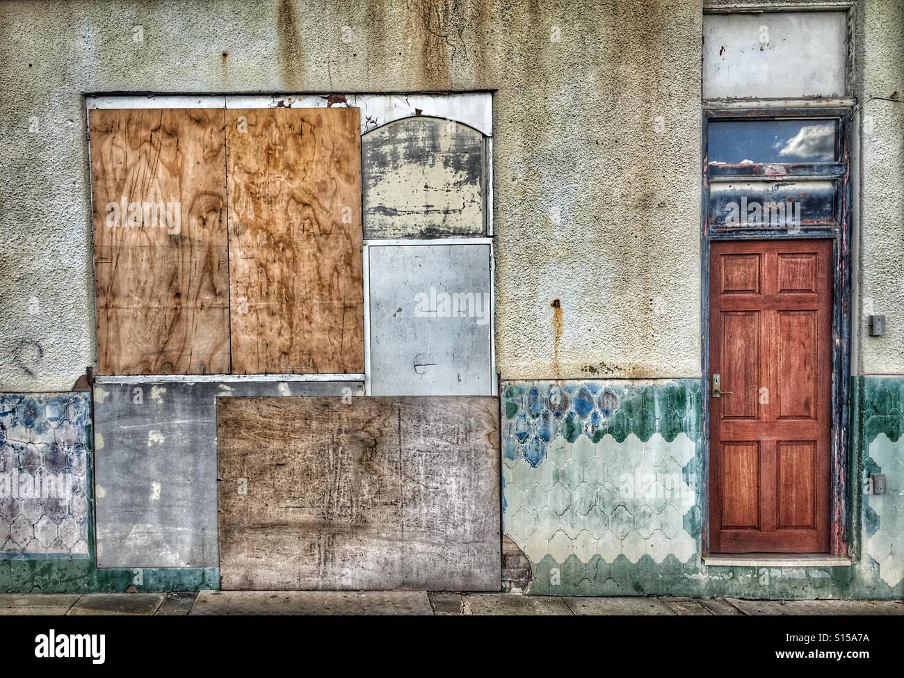 Texture di porta e intavolato casa abbandonati Foto Stock