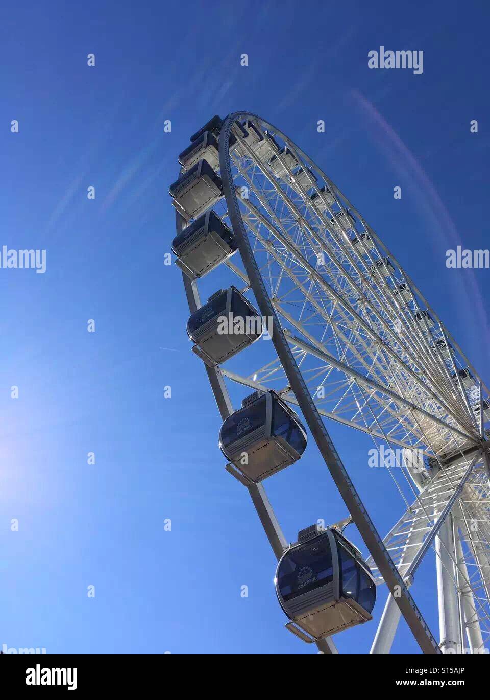 Ruota Farris park con un cielo blu dal basso verso l'alto Foto Stock