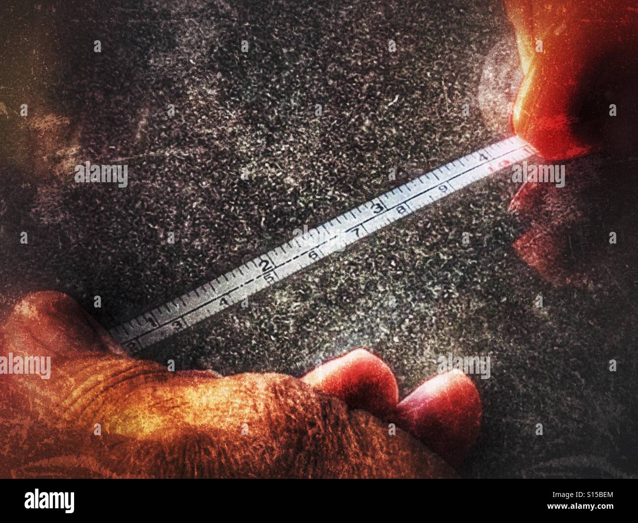 Uomo con un nastro di misurazione, close up delle mani Foto Stock