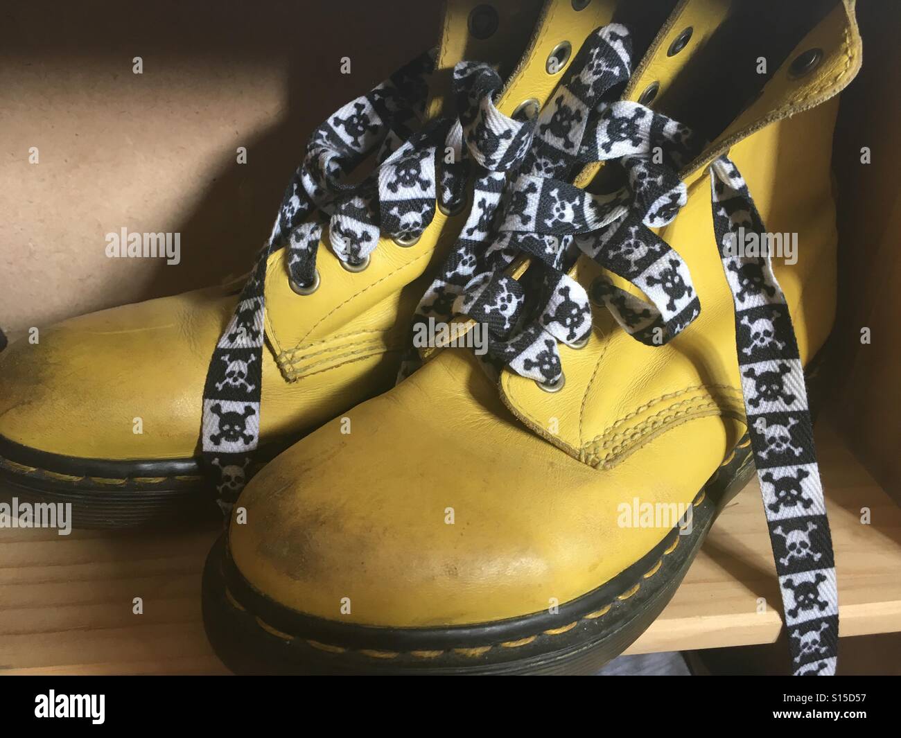 Stivali giallo cranio laces Foto Stock